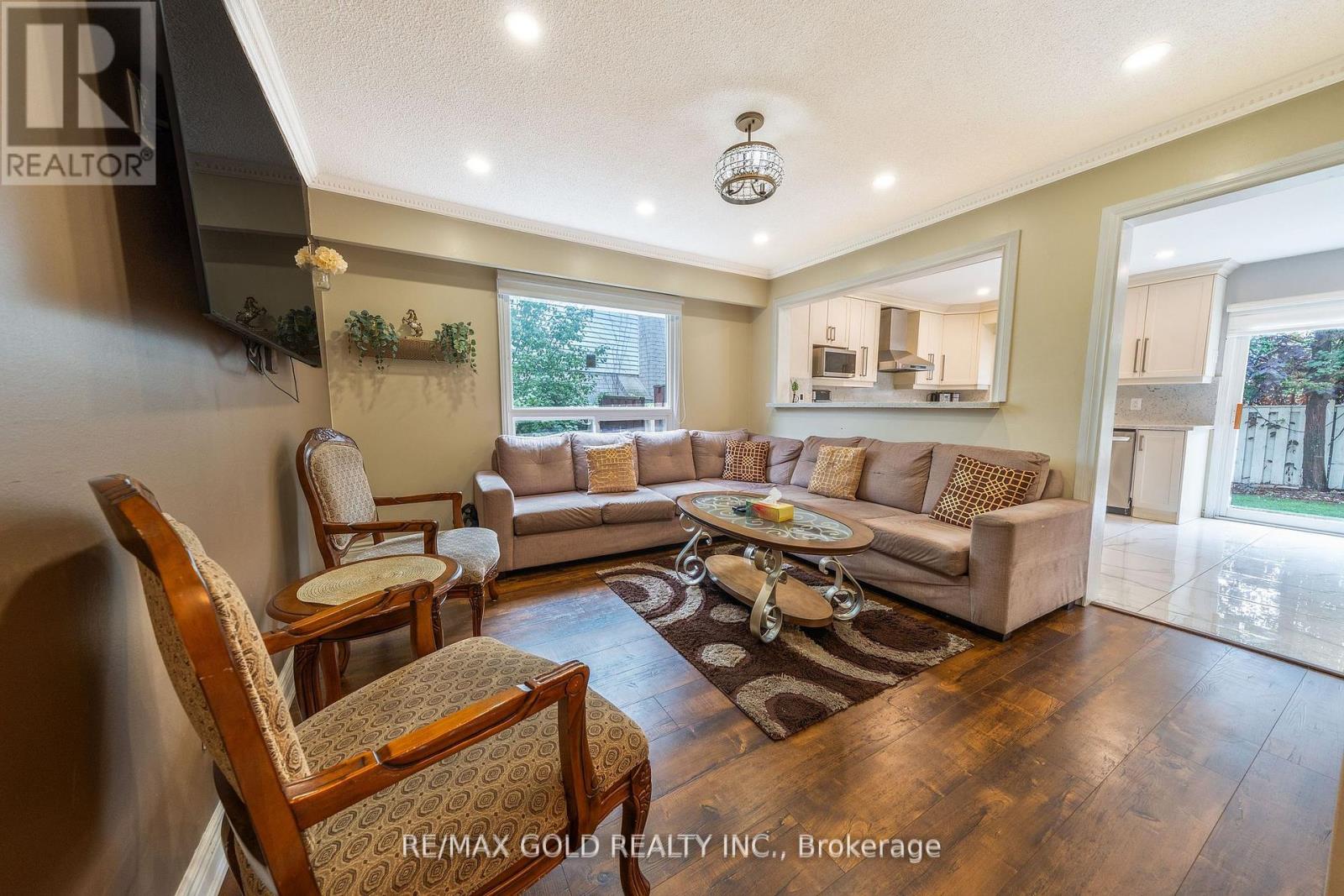 92 Jaffa Drive, Brampton, Ontario  L6S 4C6 - Photo 8 - W12409581