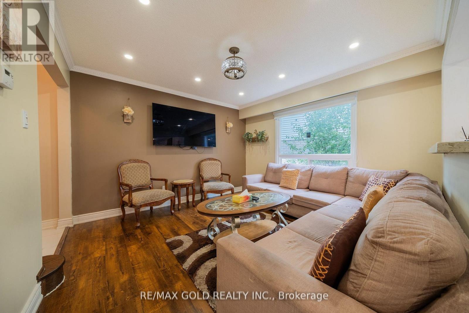92 Jaffa Drive, Brampton, Ontario  L6S 4C6 - Photo 9 - W12409581