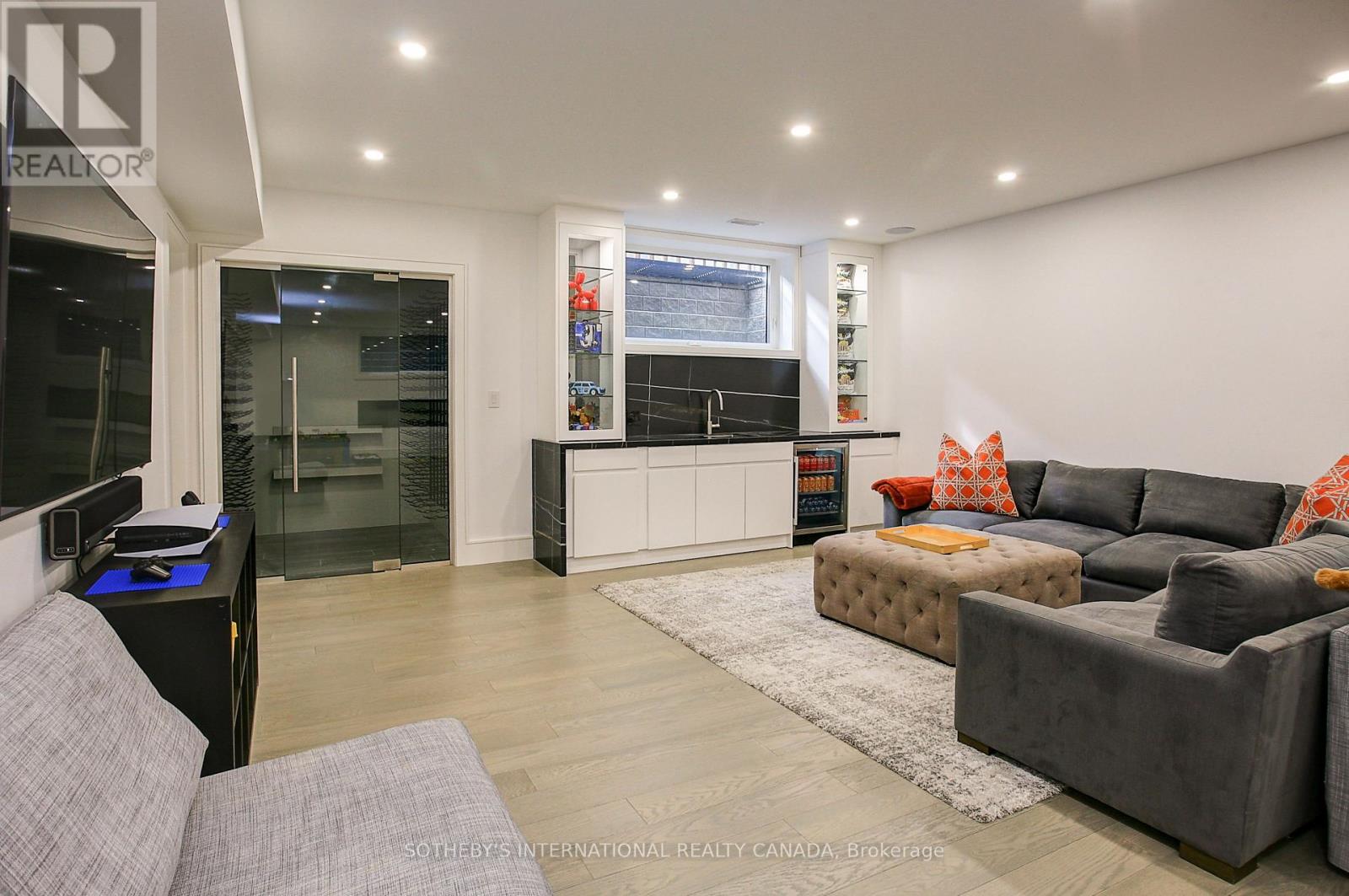 36 Burrows Avenue, Toronto, Ontario  M9B 4W7 - Photo 14 - W12409633