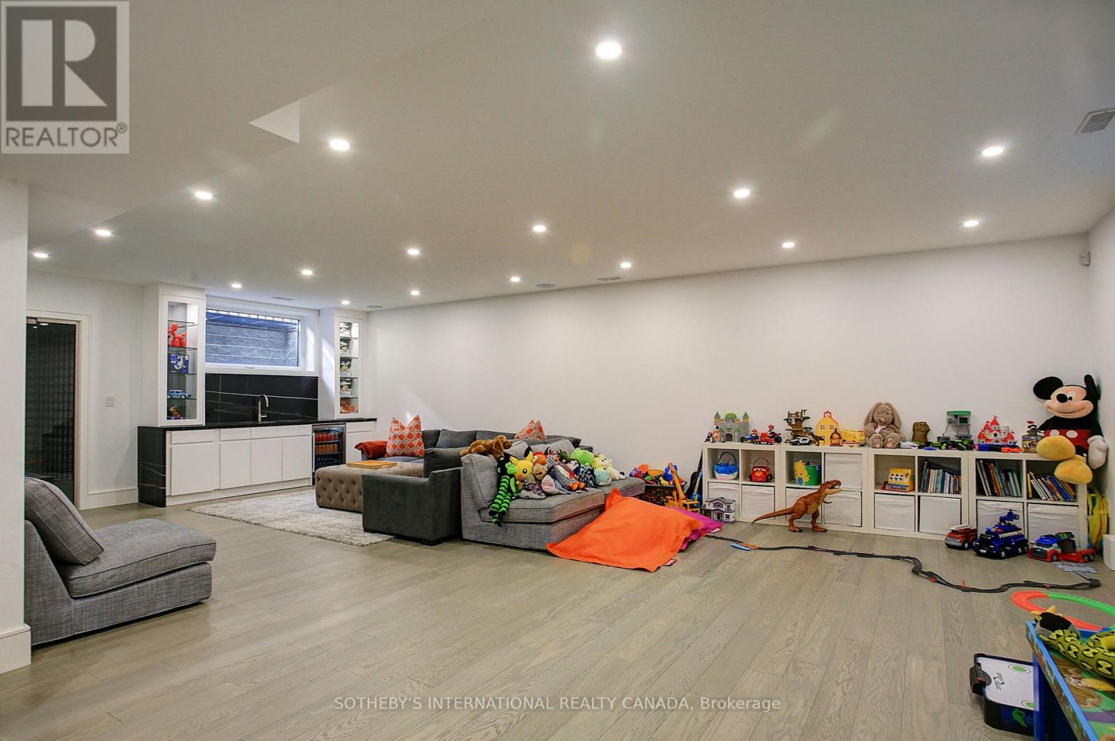 36 Burrows Avenue, Toronto, Ontario  M9B 4W7 - Photo 15 - W12409633