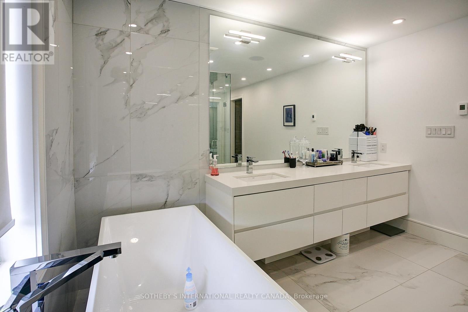 36 Burrows Avenue, Toronto, Ontario  M9B 4W7 - Photo 21 - W12409633