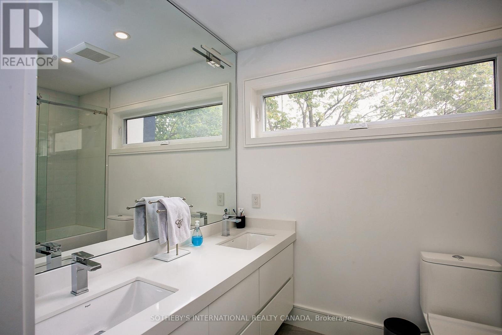 36 Burrows Avenue, Toronto, Ontario  M9B 4W7 - Photo 25 - W12409633