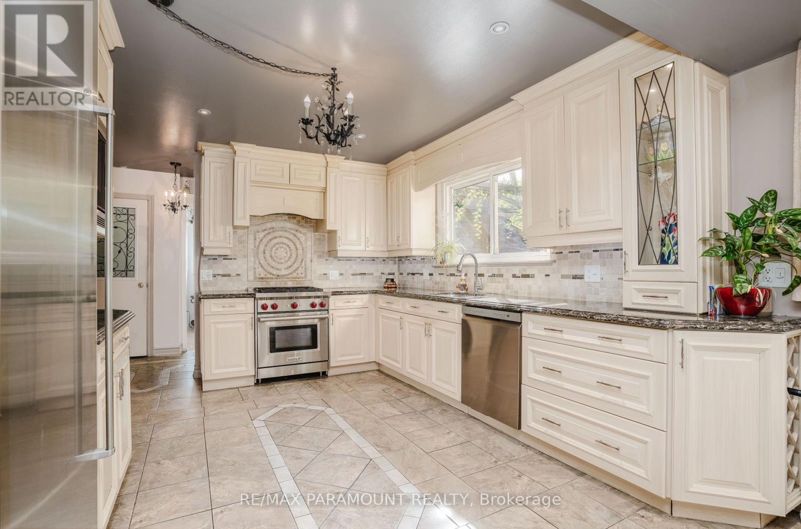59 Watson Crescent, Brampton, Ontario  L6W 1E5 - Photo 7 - W12409643