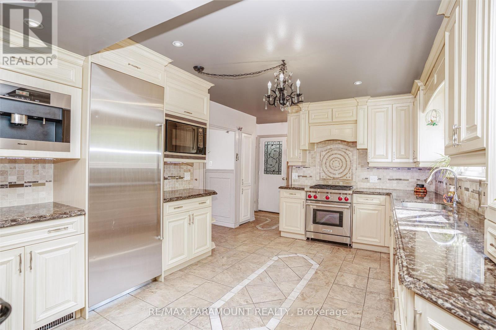 59 Watson Crescent, Brampton, Ontario  L6W 1E5 - Photo 9 - W12409643