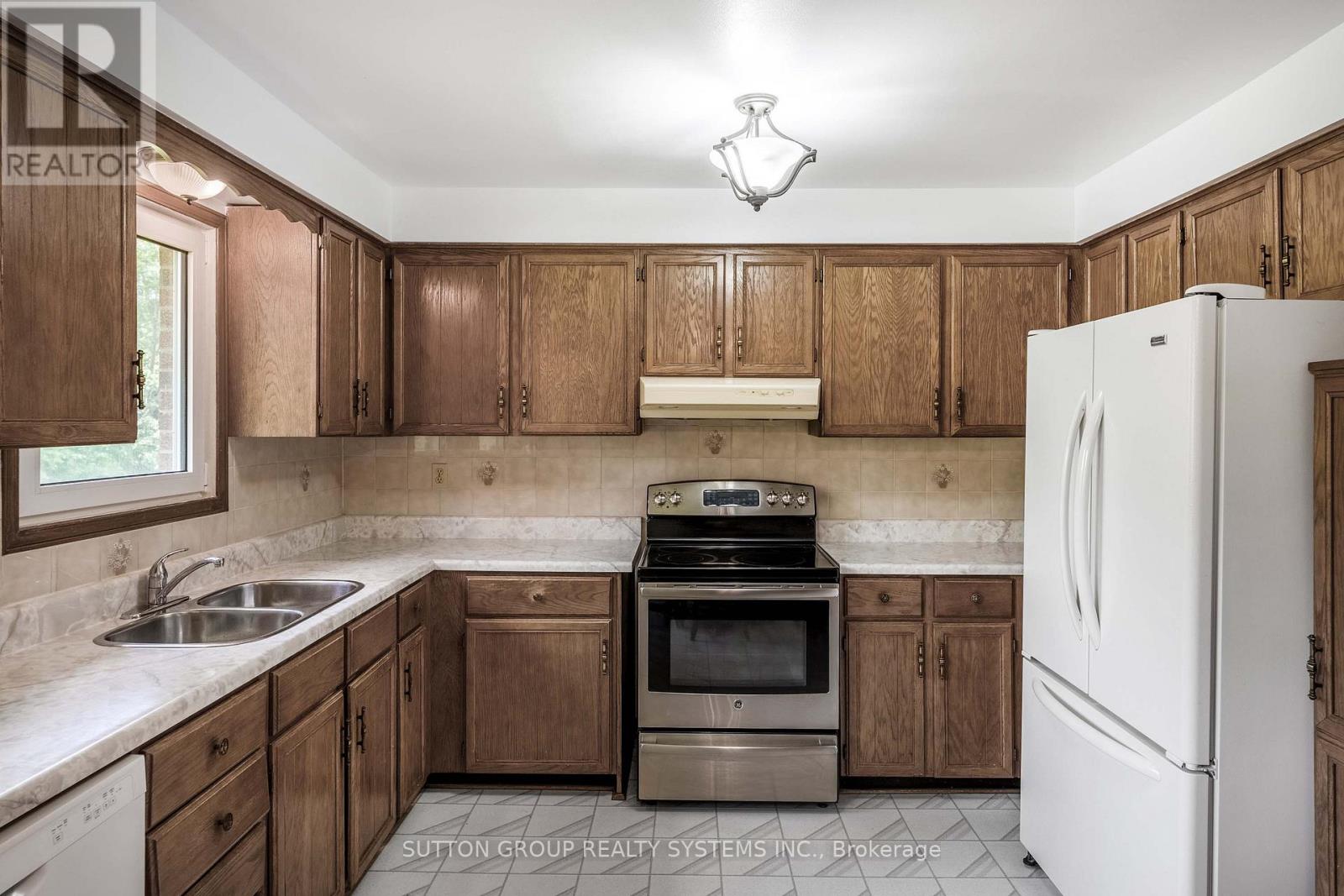1161 Carlo Court, Mississauga (Rathwood), Ontario  L4W 3N6 - Photo 9 - W12409650