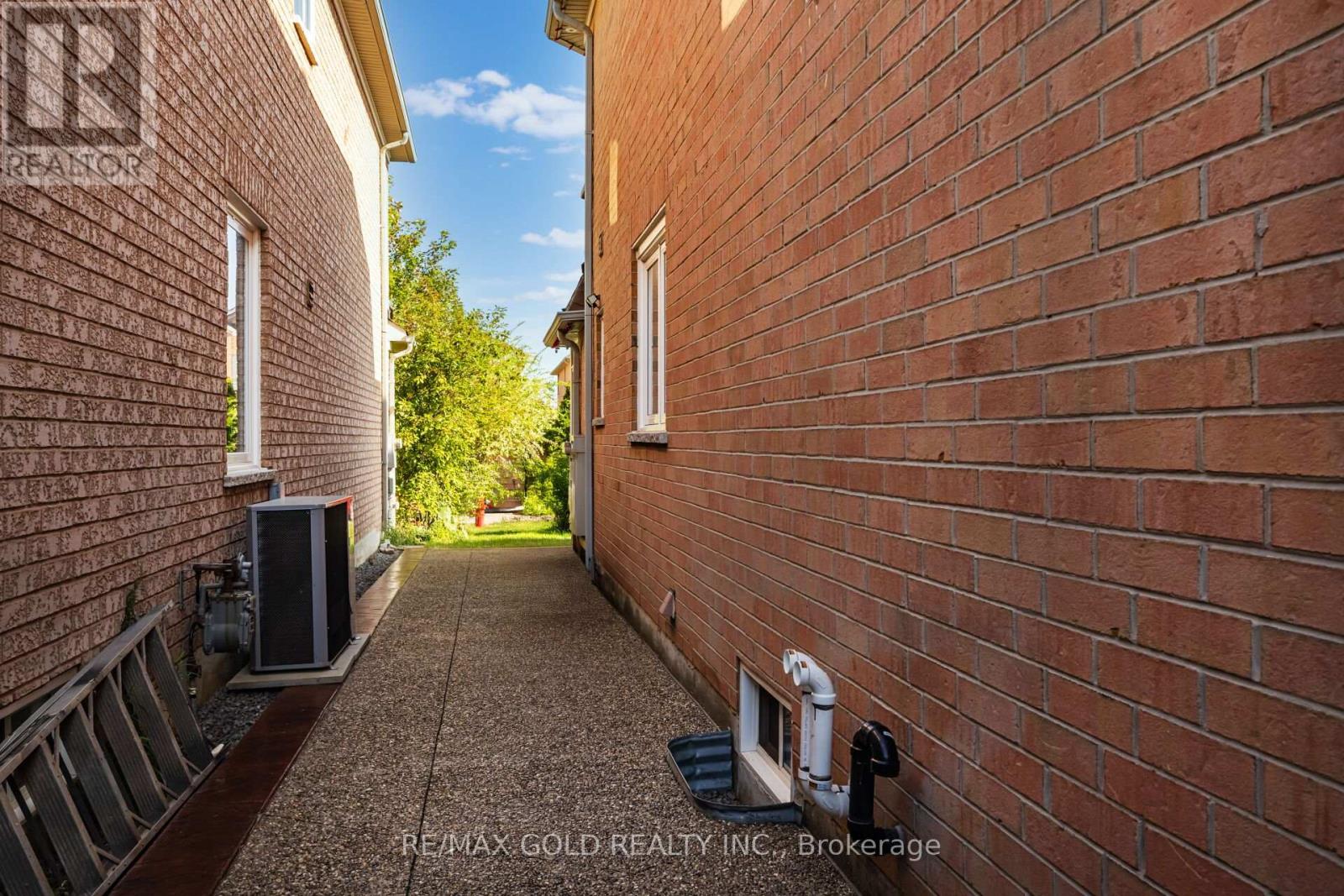 53 Loons Call Crescent, Brampton, Ontario  L6R 2G4 - Photo 45 - W12409668