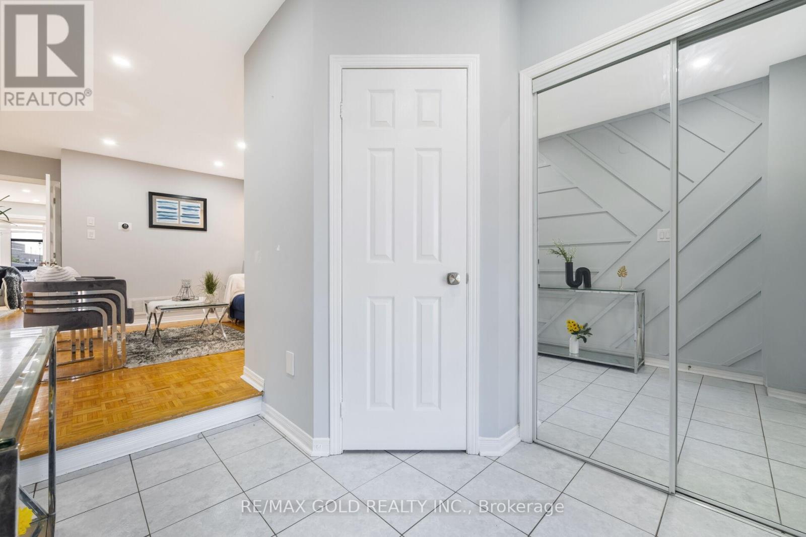 53 Loons Call Crescent, Brampton, Ontario  L6R 2G4 - Photo 7 - W12409668