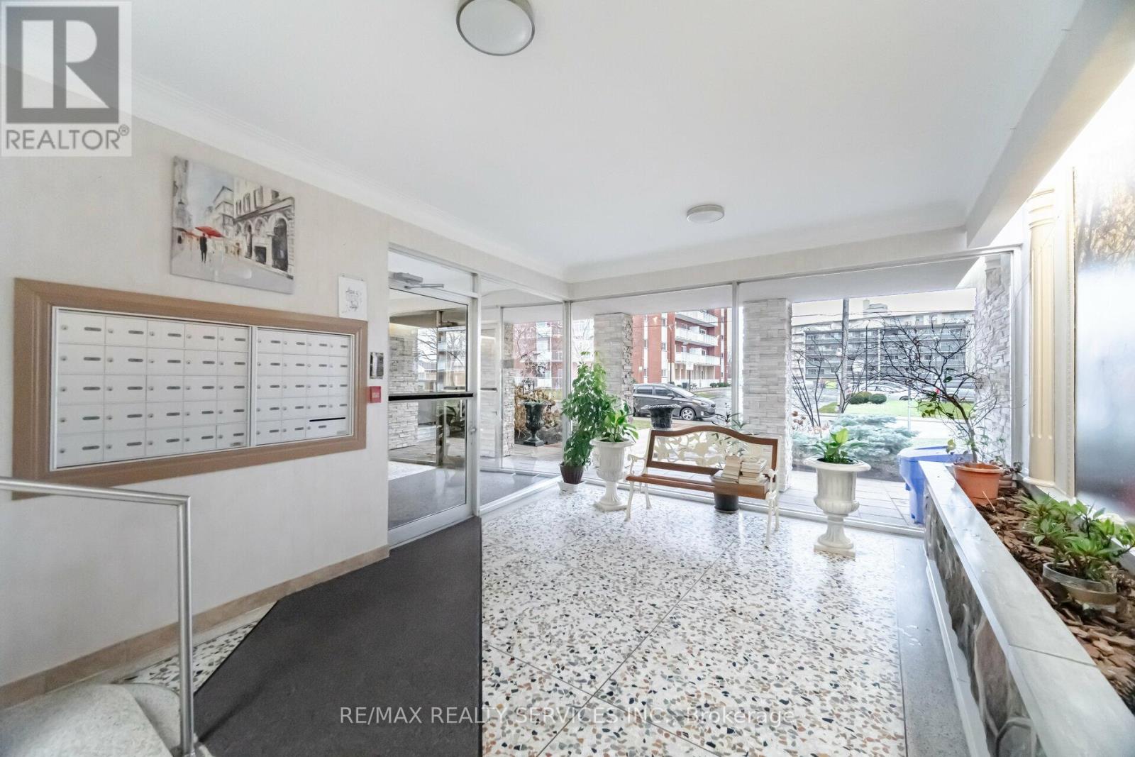 203 - 11 Woodman Drive S, Hamilton, Ontario  L8K 4E3 - Photo 4 - X12408143