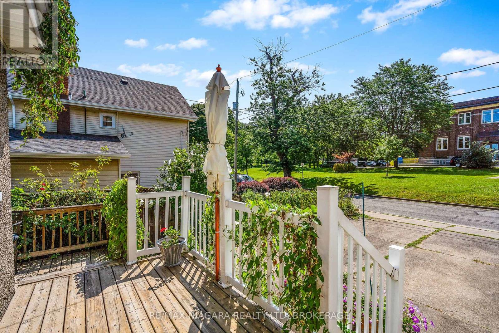 2 Carleton Street N, Thorold, Ontario  L2V 2A3 - Photo 4 - X12364852