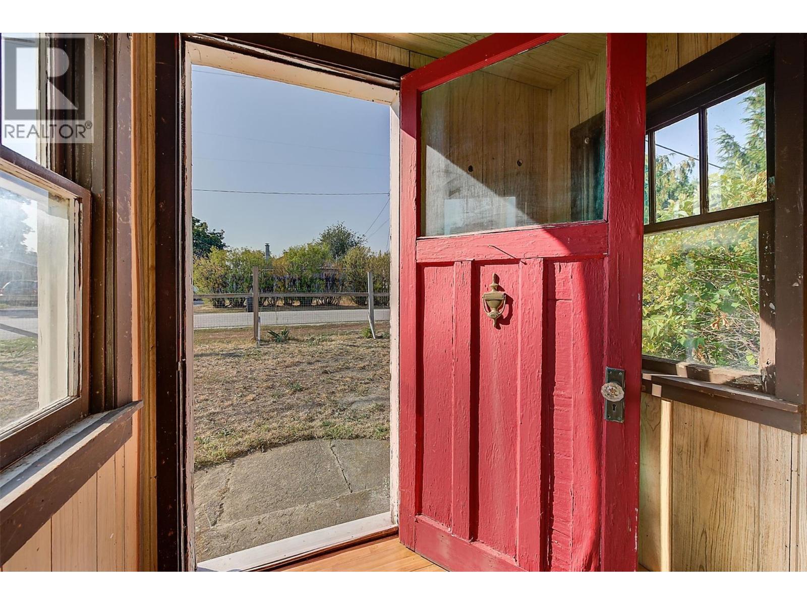 1060 Tataryn Road Kelowna Photo 3