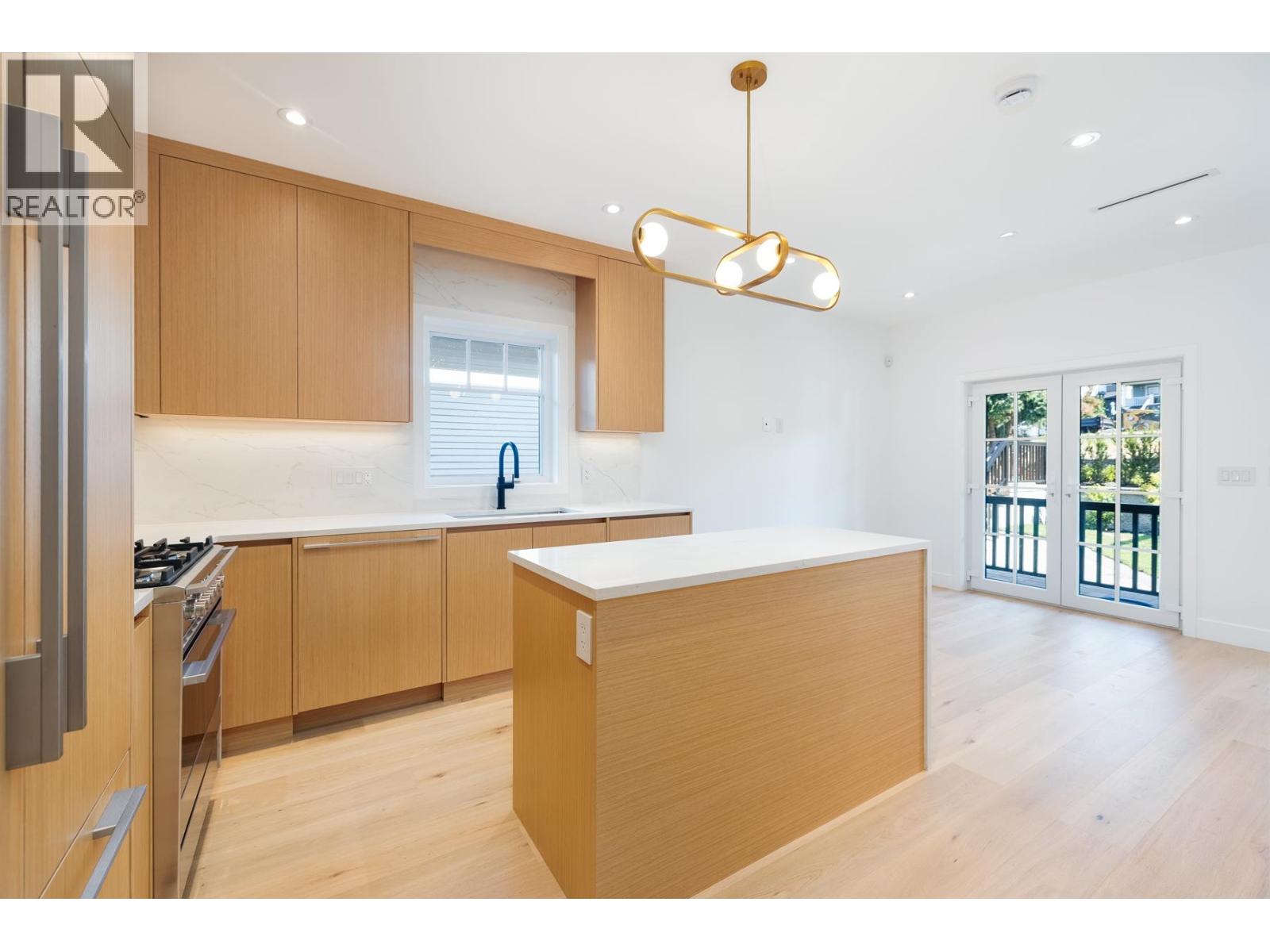 263 W 6th Street, North Vancouver, British Columbia  V7M 1K7 - Photo 5 - R3049049