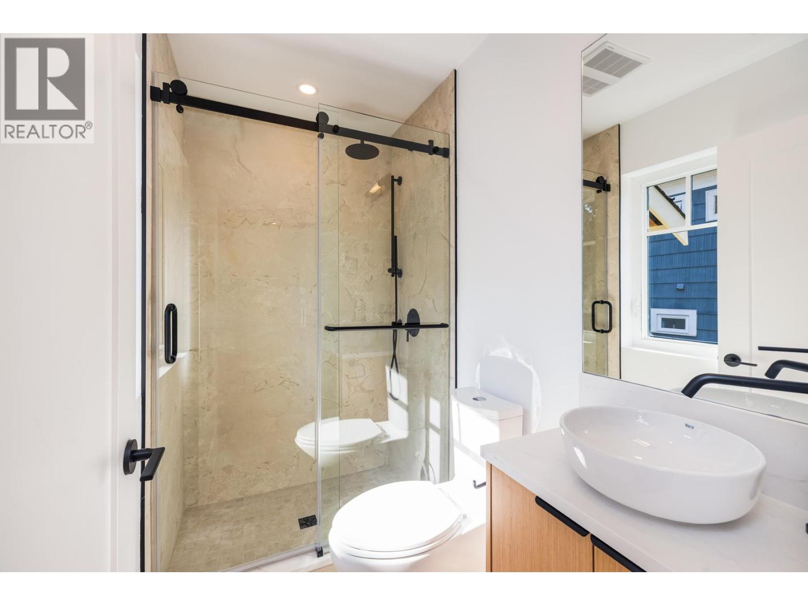 263 W 6th Street, North Vancouver, British Columbia  V7M 1K7 - Photo 8 - R3049049