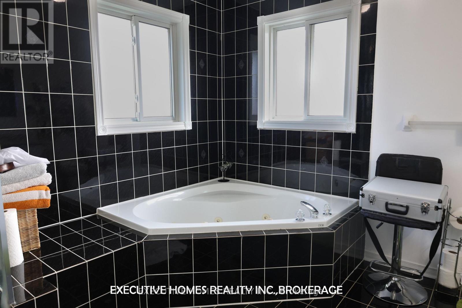 202 Wildwood Trail, Mississauga, Ontario  L4Z 3S5 - Photo 20 - W12409180