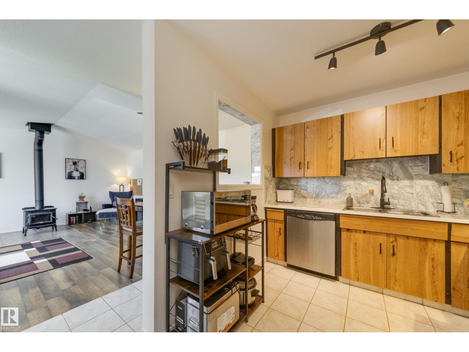 1522 69 St Nw, Edmonton, Alberta  T6K 3R3 - Photo 11 - E4458135