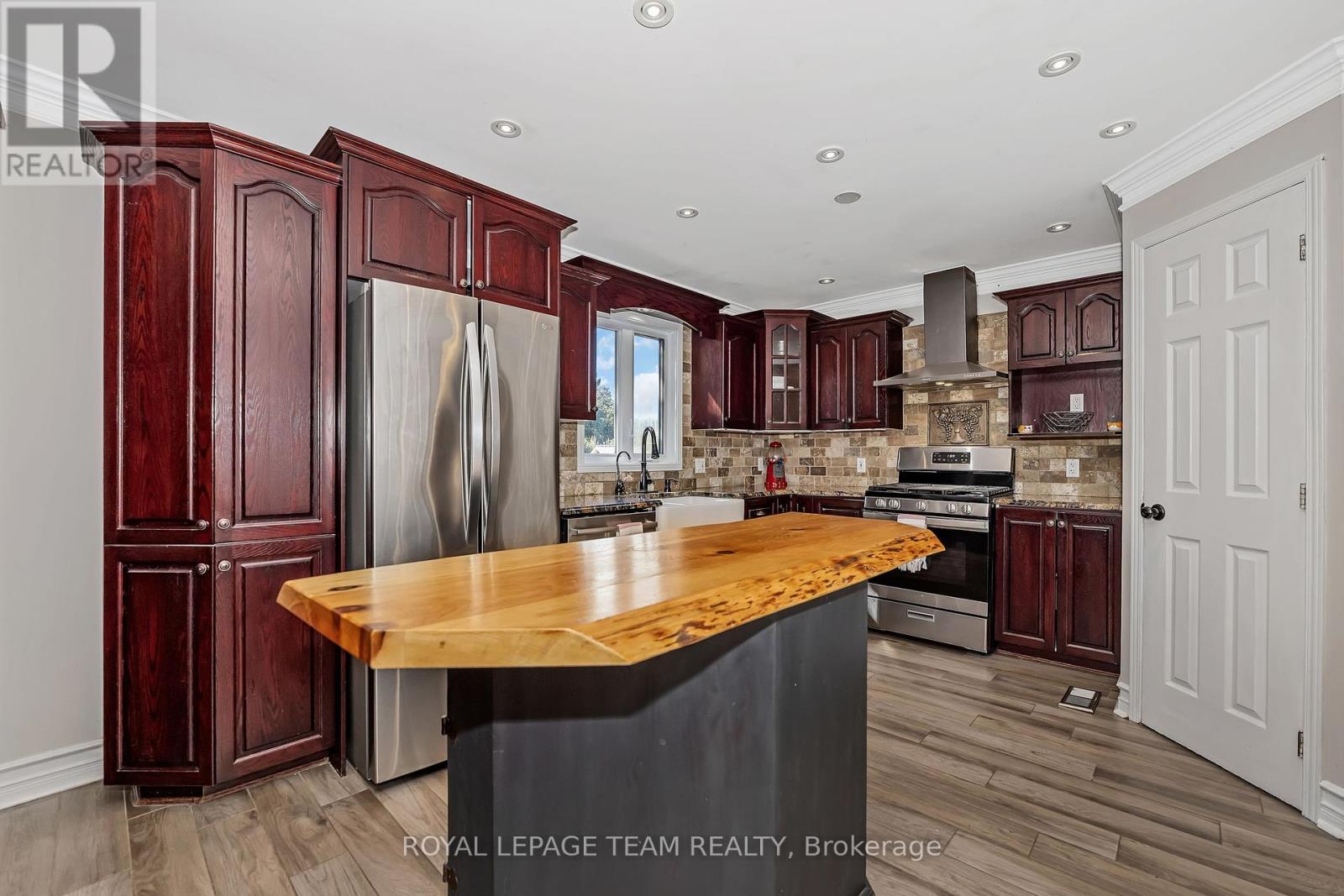 154 Cardinal Crescent, Clarence-Rockland, Ontario  K4K 1K9 - Photo 10 - X12409552
