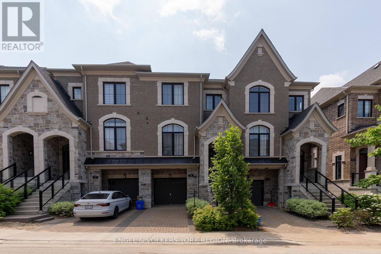 29 Nardini Lane N, Richmond Hill (South Richvale), Ontario  L4C 1C2 - Photo 2 - N12409737