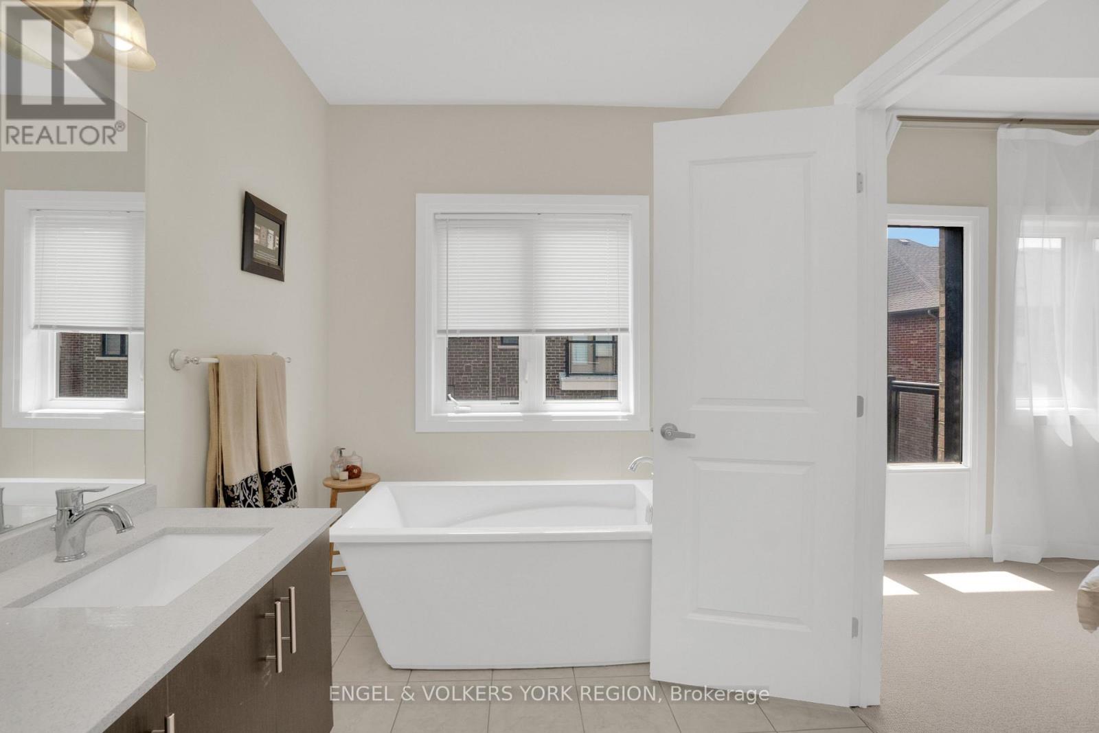29 Nardini Lane N, Richmond Hill (South Richvale), Ontario  L4C 1C2 - Photo 30 - N12409737