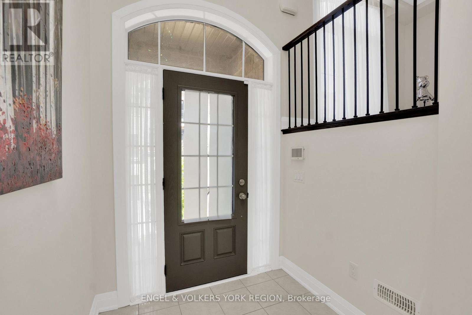 29 Nardini Lane N, Richmond Hill (South Richvale), Ontario  L4C 1C2 - Photo 4 - N12409737