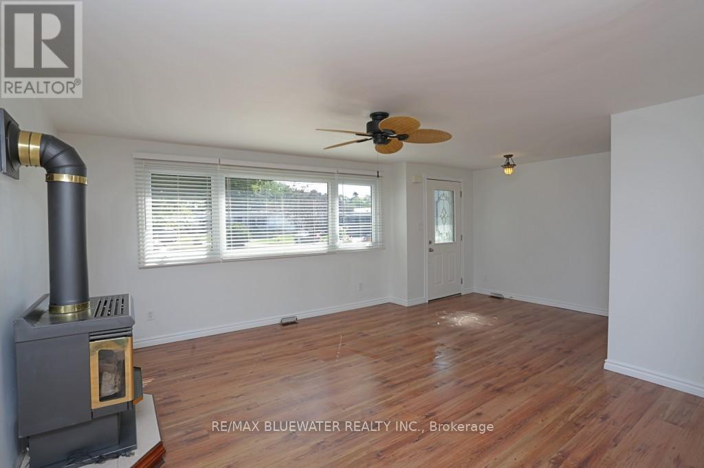 25 Maple Grove Court E, South Huron, Ontario  N0M 1T0 - Photo 6 - X12294700