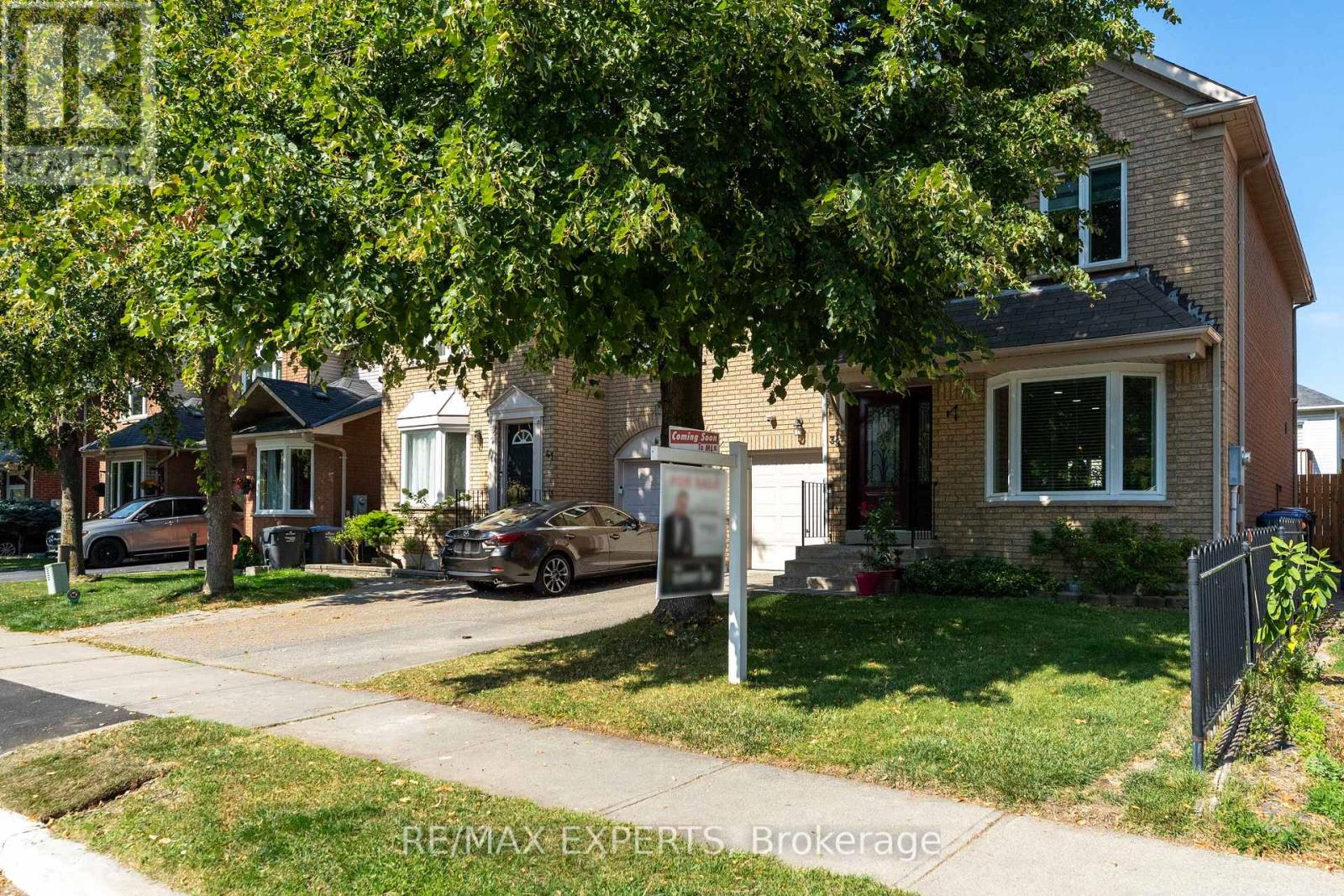 39 Softneedle Avenue, Brampton (Sandringham-Wellington), Ontario  L6R 1K4 - Photo 2 - W12409743