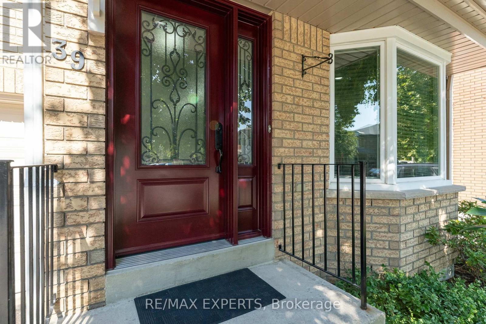 39 Softneedle Avenue, Brampton (Sandringham-Wellington), Ontario  L6R 1K4 - Photo 5 - W12409743