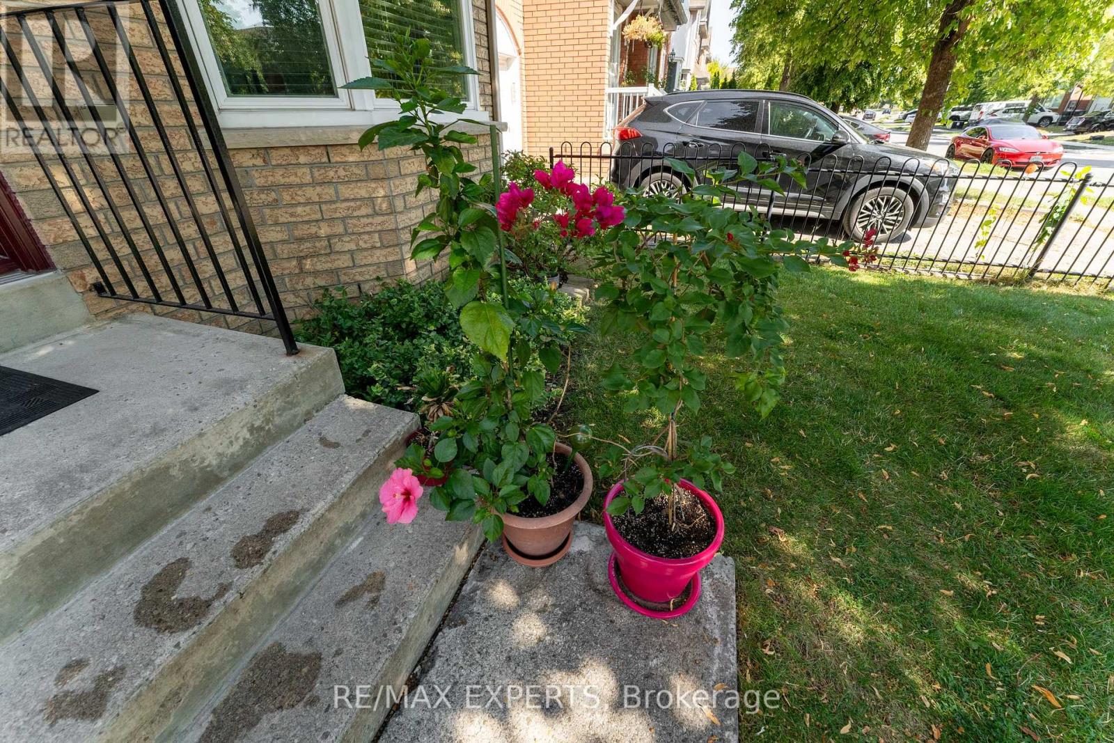 39 Softneedle Avenue, Brampton (Sandringham-Wellington), Ontario  L6R 1K4 - Photo 6 - W12409743