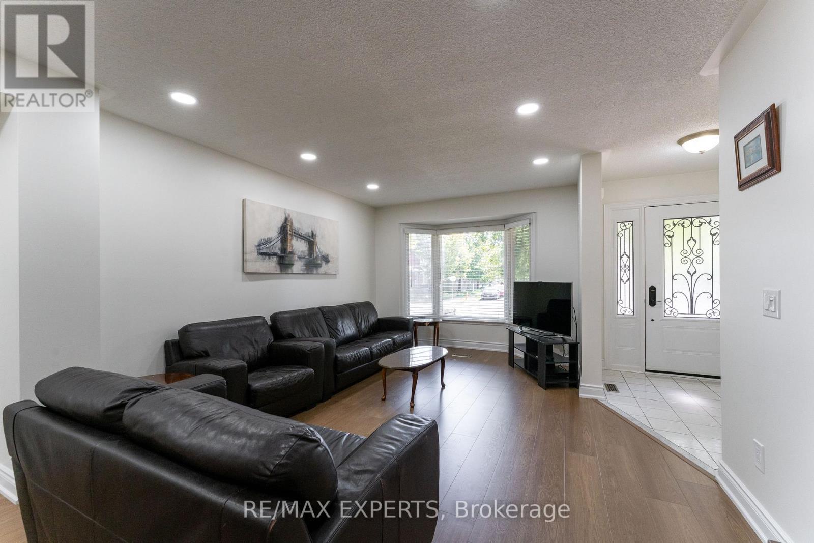 39 Softneedle Avenue, Brampton (Sandringham-Wellington), Ontario  L6R 1K4 - Photo 9 - W12409743