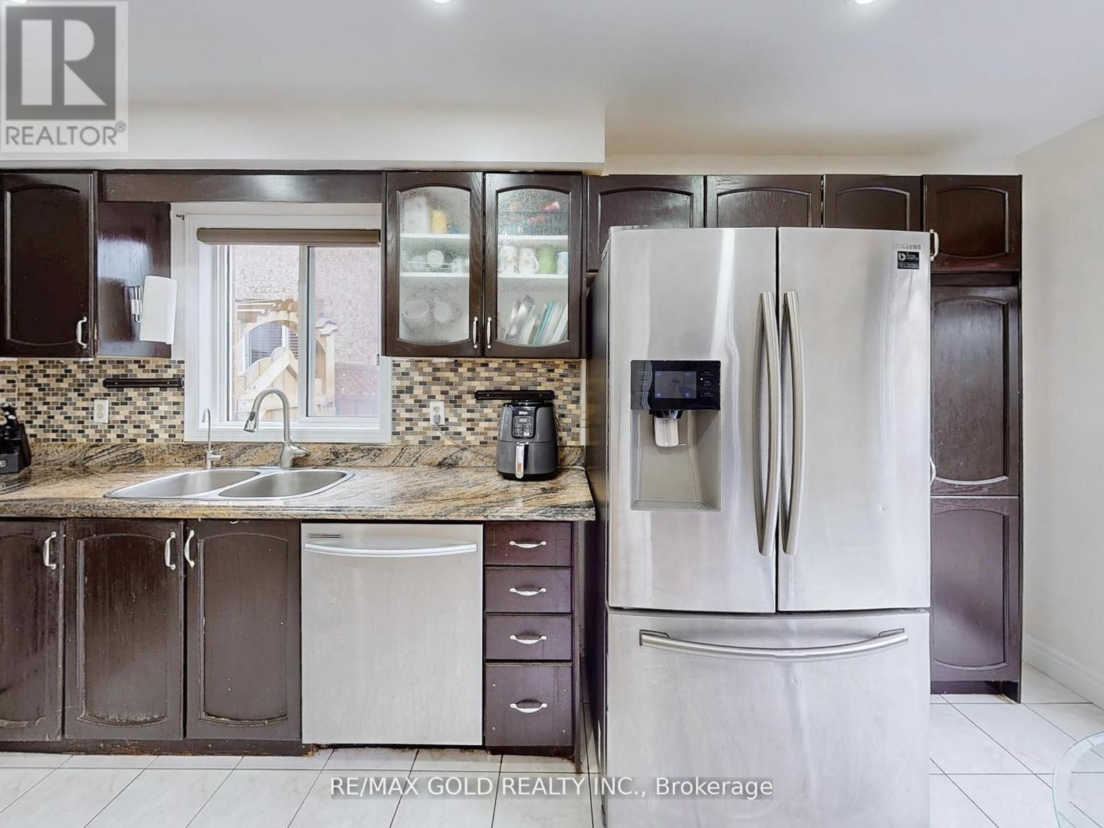 172 Desert Sand Drive, Brampton (Sandringham-Wellington), Ontario  L6R 1P8 - Photo 10 - W12409761
