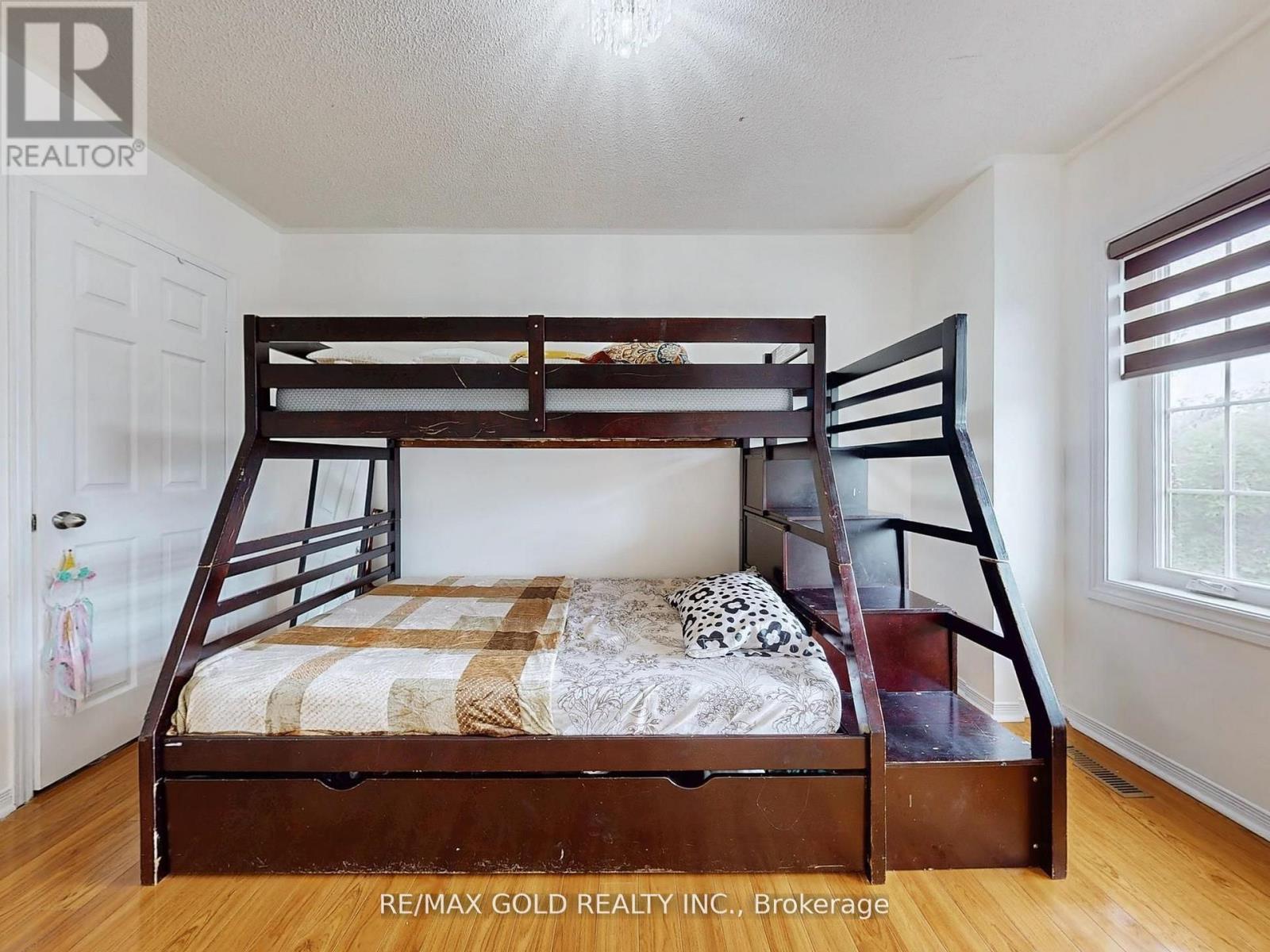 172 Desert Sand Drive, Brampton (Sandringham-Wellington), Ontario  L6R 1P8 - Photo 18 - W12409761