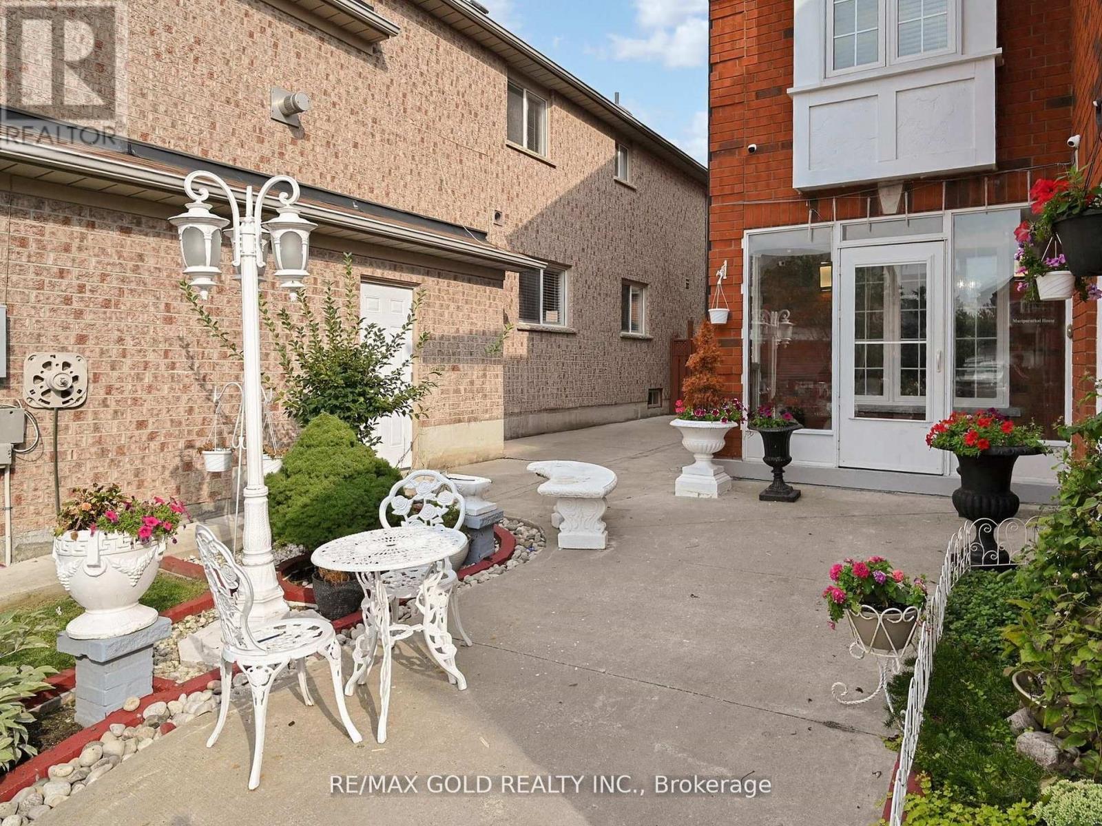 172 Desert Sand Drive, Brampton (Sandringham-Wellington), Ontario  L6R 1P8 - Photo 2 - W12409761