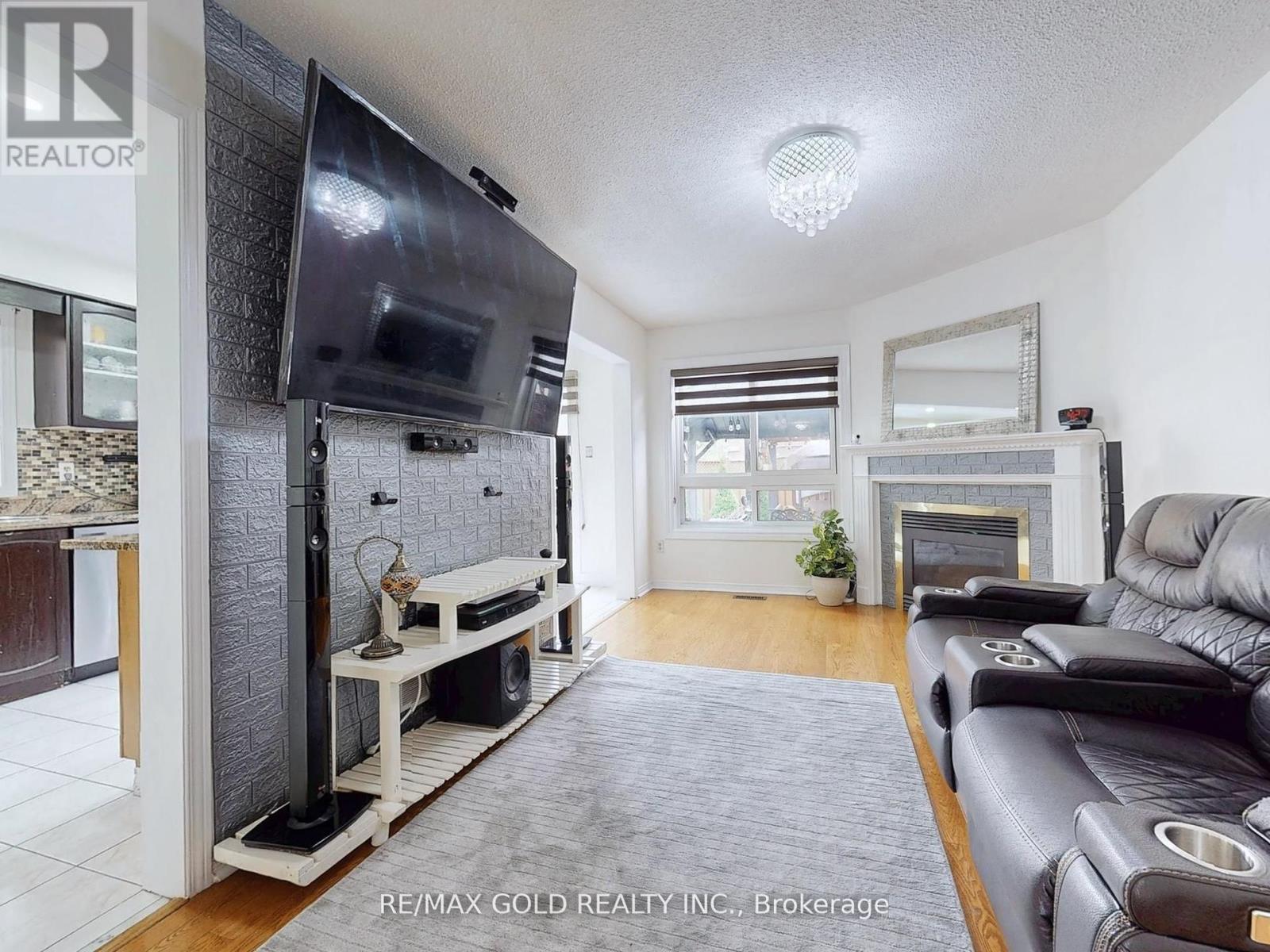 172 Desert Sand Drive, Brampton (Sandringham-Wellington), Ontario  L6R 1P8 - Photo 7 - W12409761
