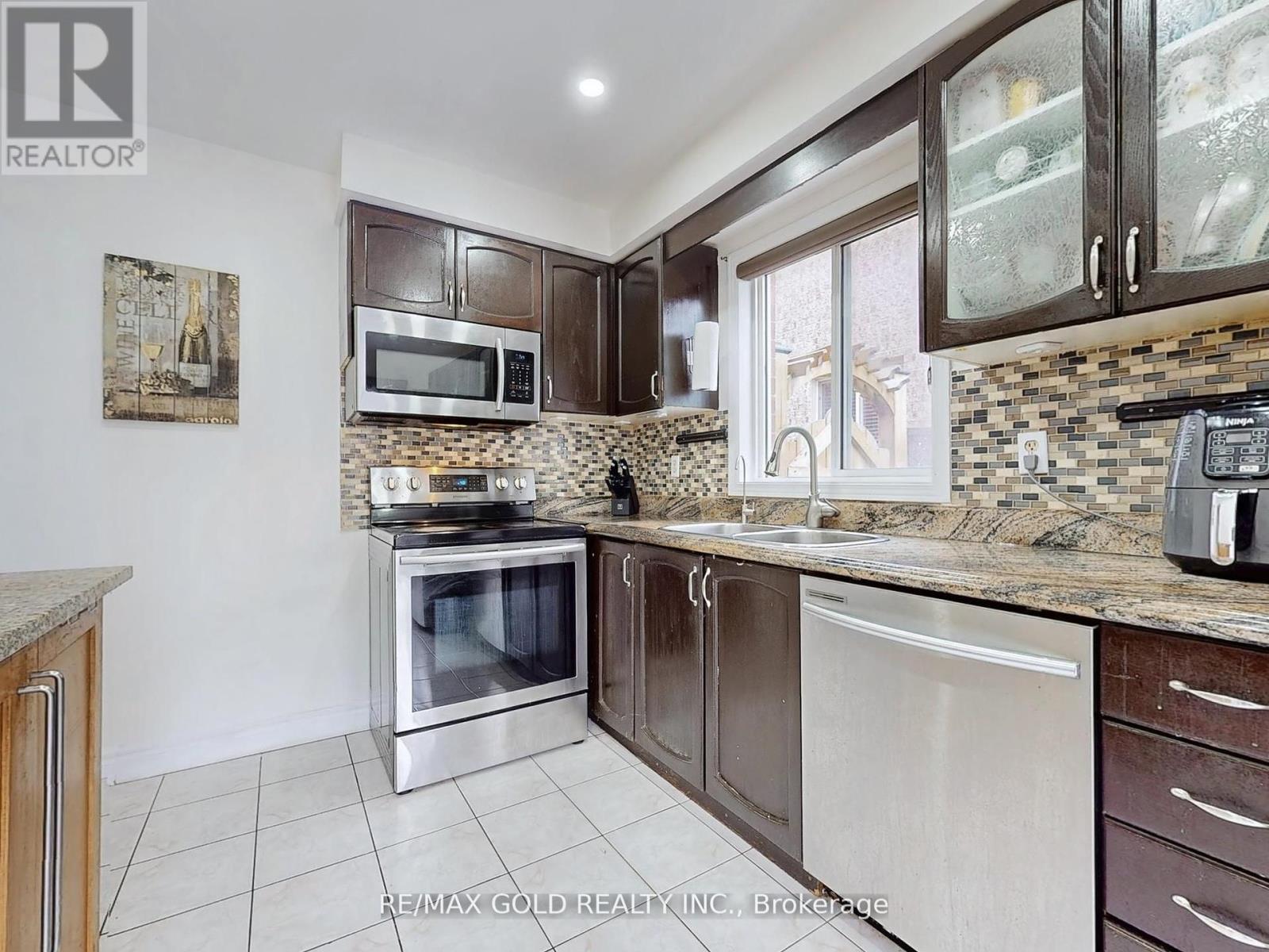 172 Desert Sand Drive, Brampton (Sandringham-Wellington), Ontario  L6R 1P8 - Photo 8 - W12409761