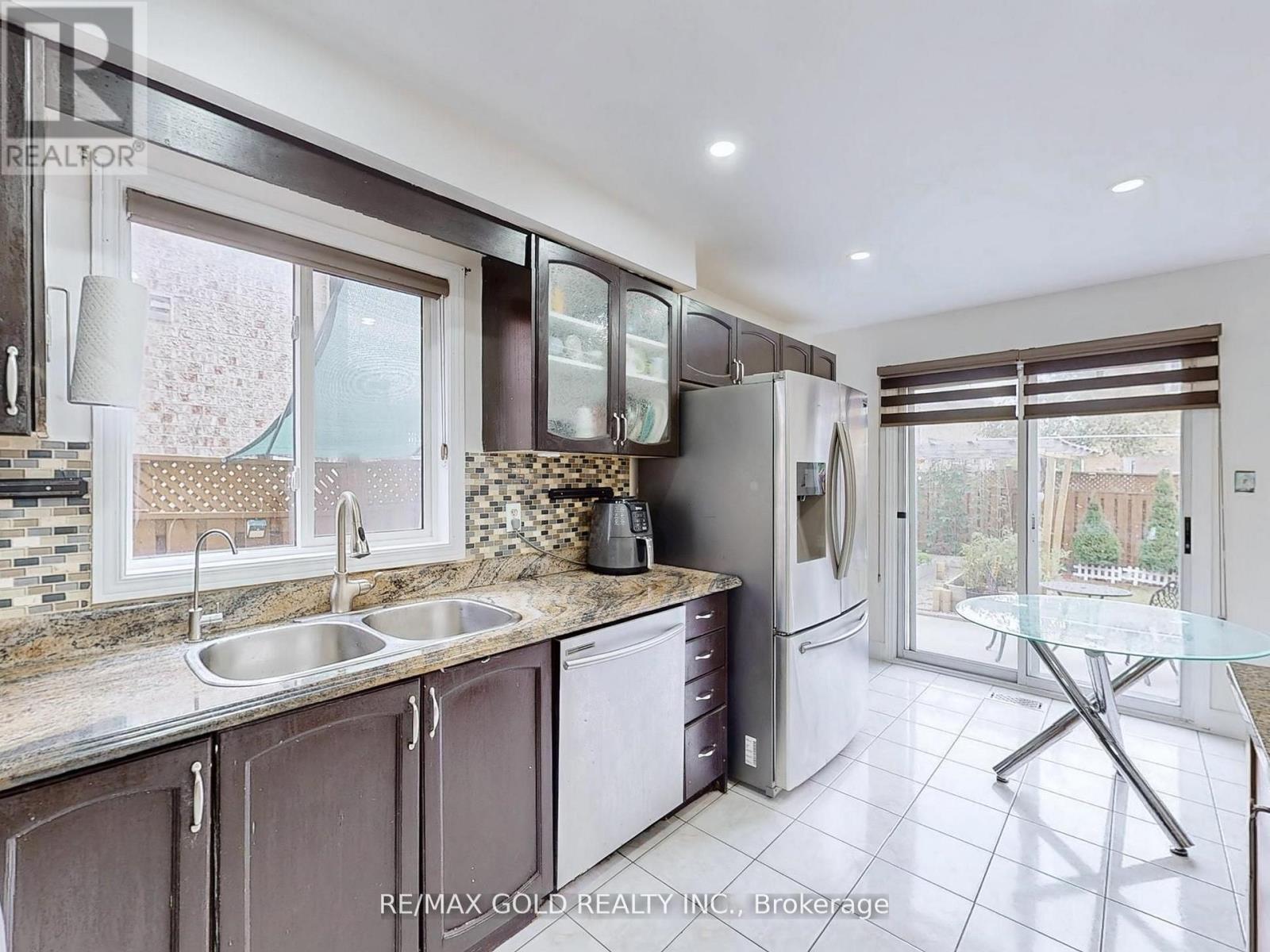 172 Desert Sand Drive, Brampton (Sandringham-Wellington), Ontario  L6R 1P8 - Photo 9 - W12409761