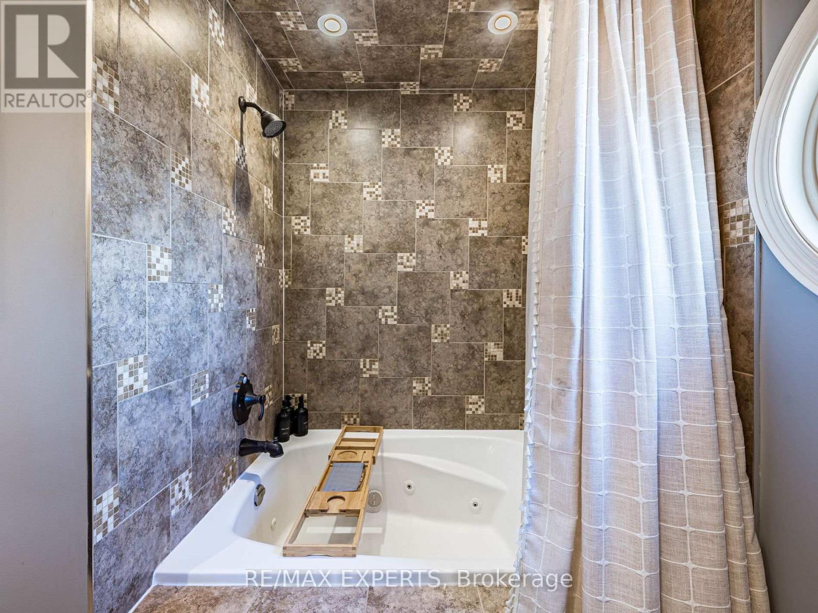 20 Foxchase Drive, Caledon, Ontario  L7E 1H7 - Photo 32 - W12409785