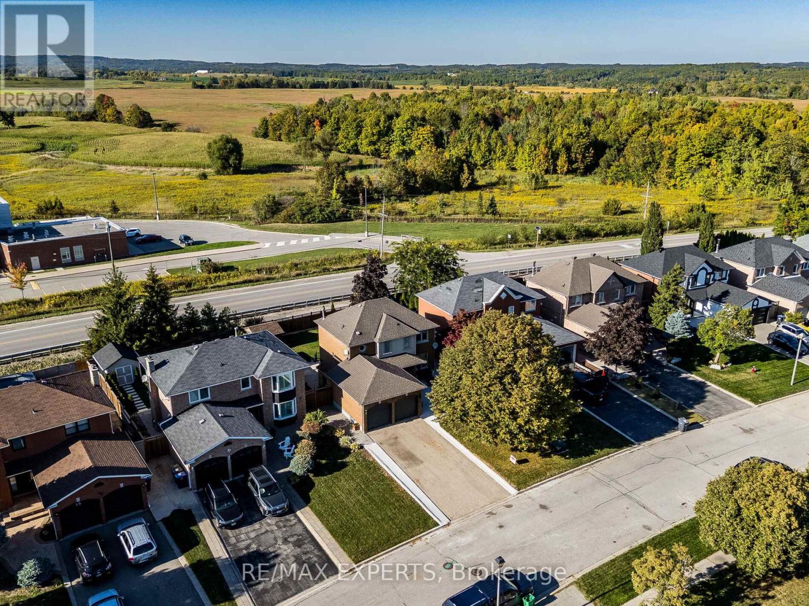 20 Foxchase Drive, Caledon, Ontario  L7E 1H7 - Photo 4 - W12409785