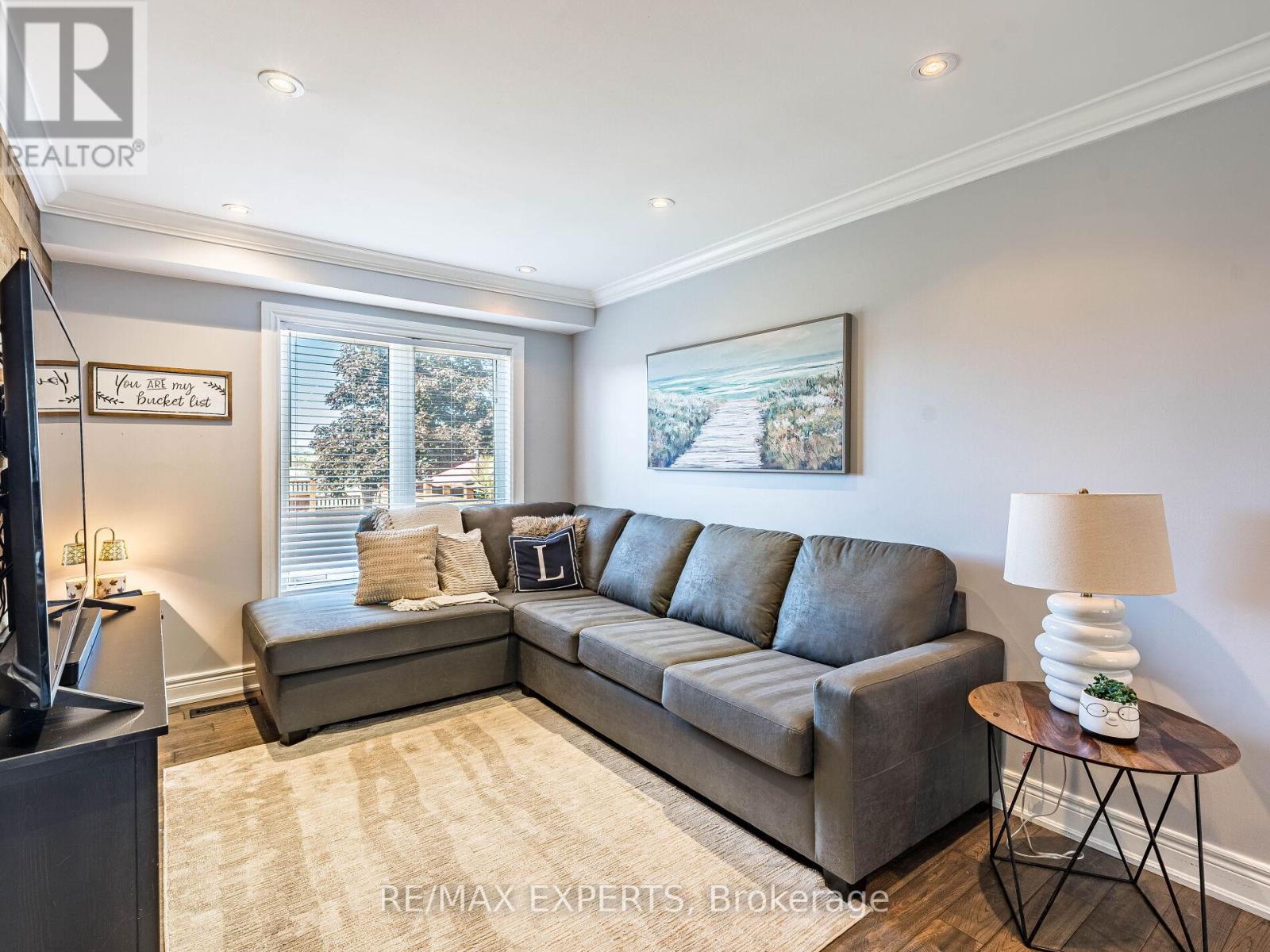 20 Foxchase Drive, Caledon, Ontario  L7E 1H7 - Photo 7 - W12409785
