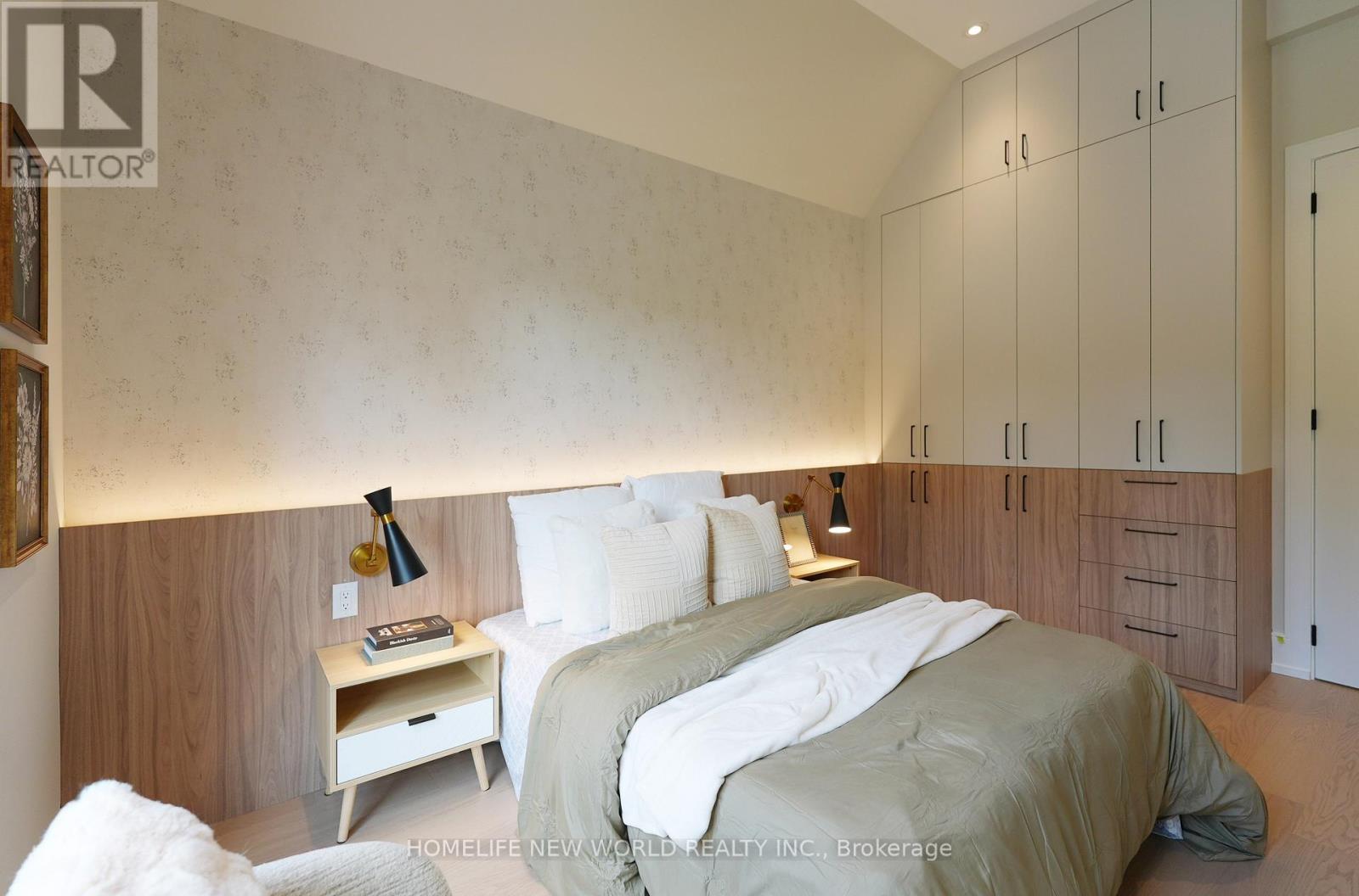 30 Orchard Crescent, Toronto (Stonegate-Queensway), Ontario  M8Z 3E1 - Photo 11 - W12409788