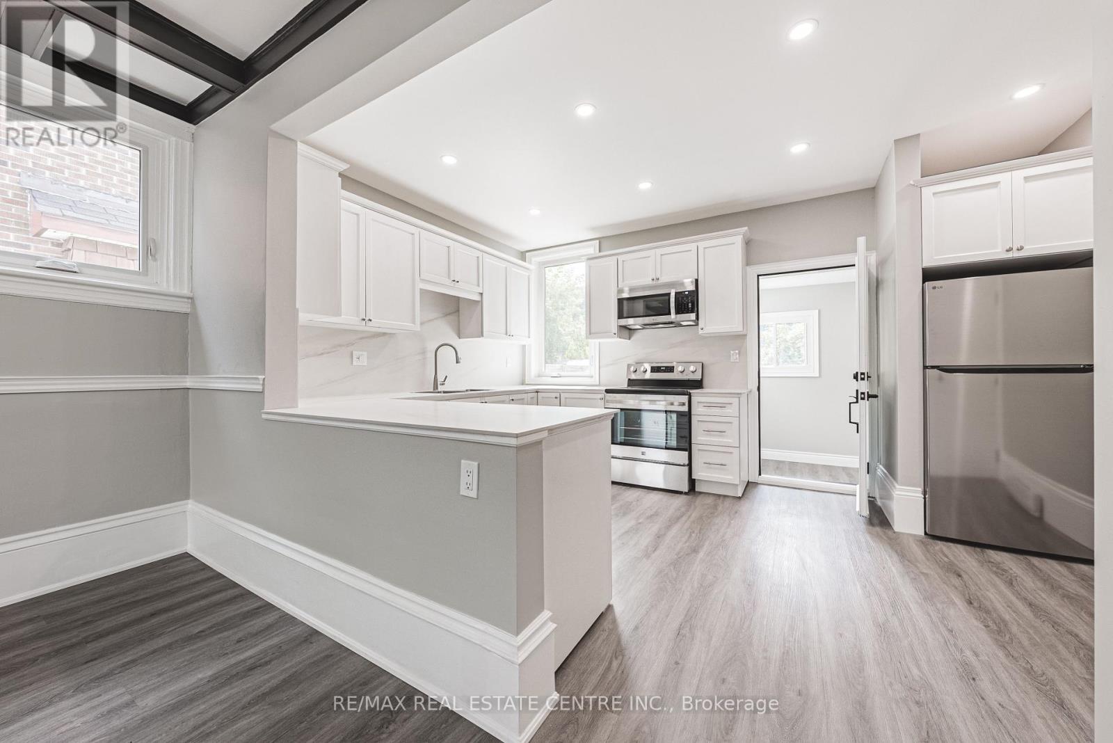 354 Cumberland Avenue, Hamilton (Blakeley), Ontario  L8M 2A2 - Photo 13 - X12409791
