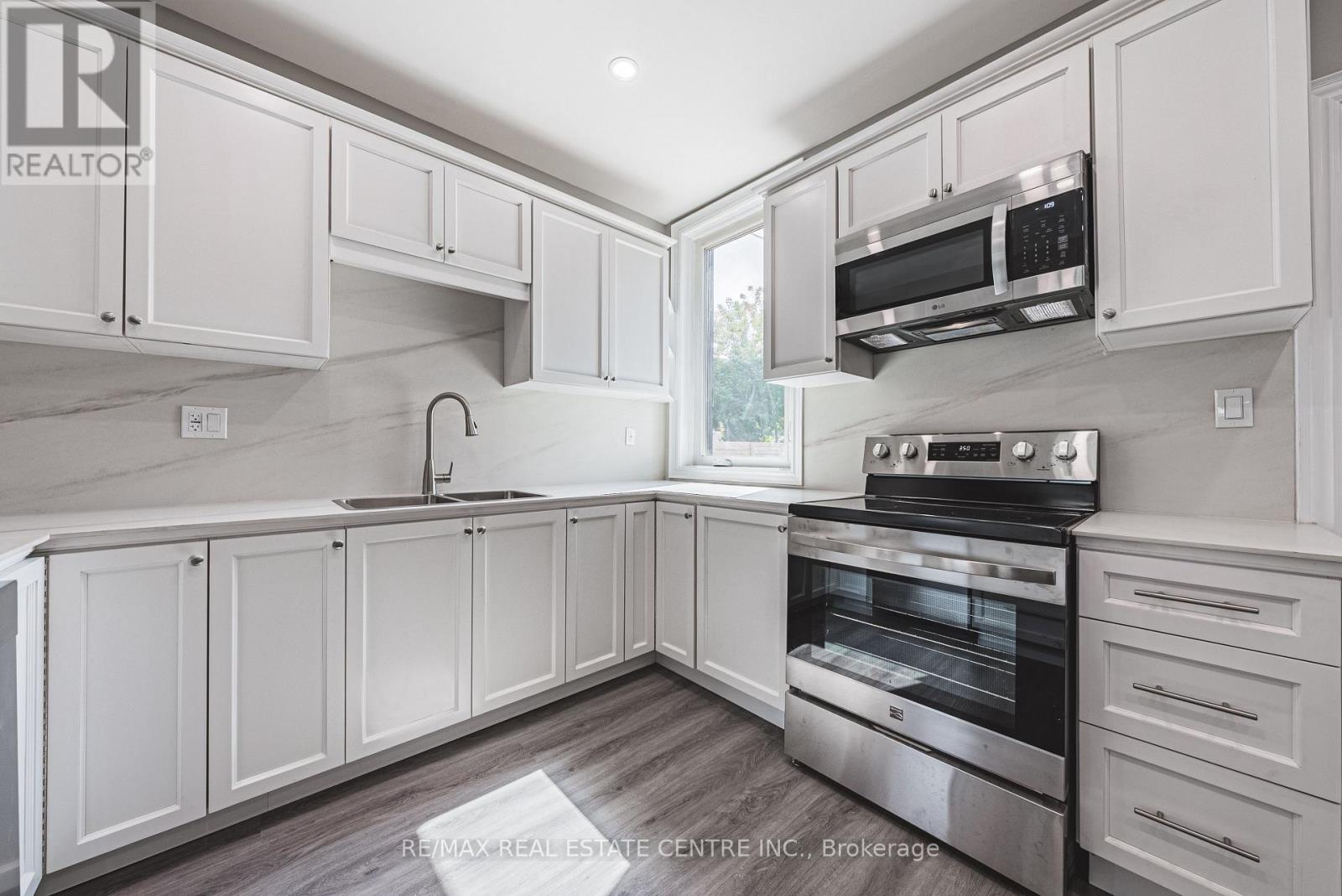 354 Cumberland Avenue, Hamilton (Blakeley), Ontario  L8M 2A2 - Photo 14 - X12409791