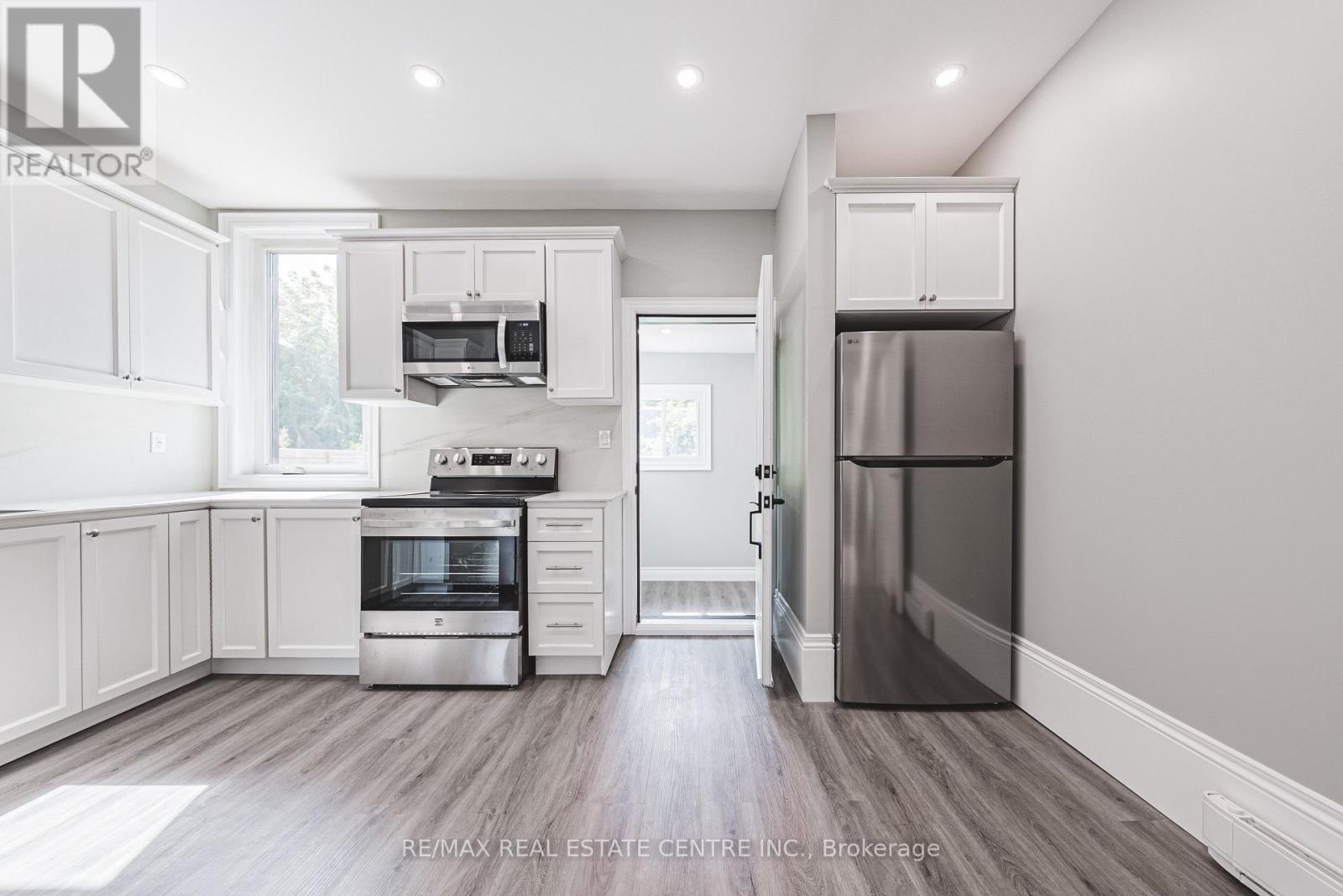 354 Cumberland Avenue, Hamilton (Blakeley), Ontario  L8M 2A2 - Photo 17 - X12409791