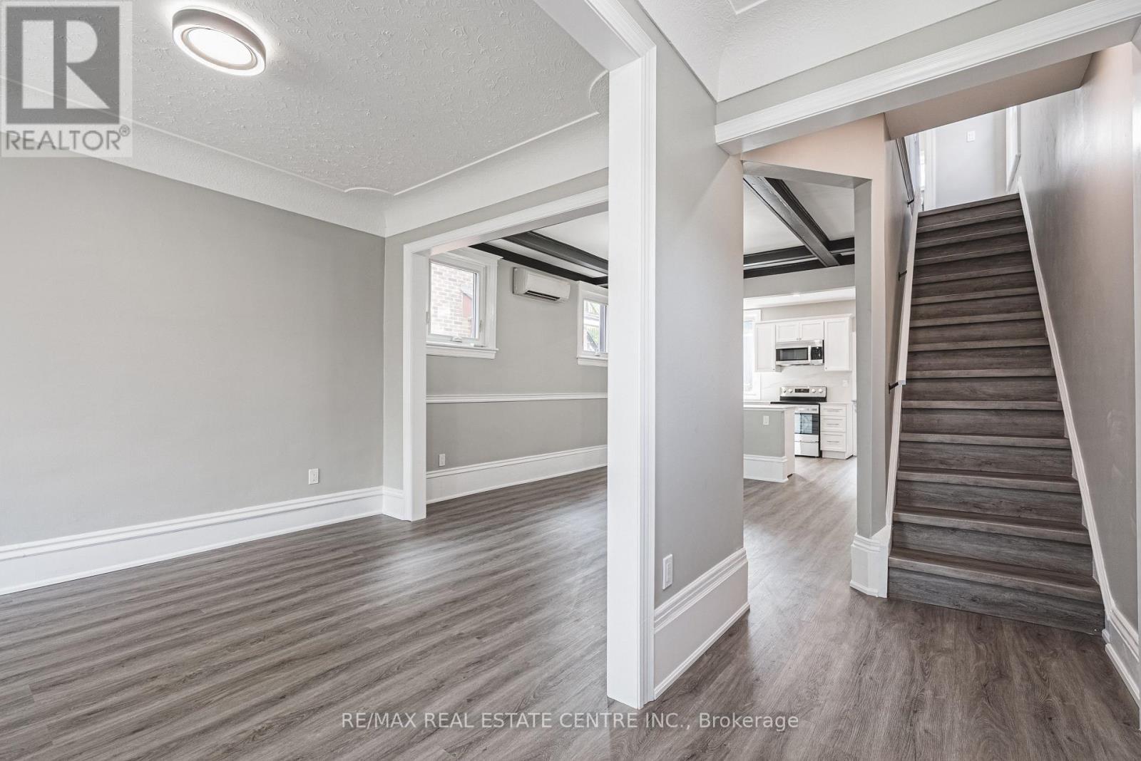 354 Cumberland Avenue, Hamilton (Blakeley), Ontario  L8M 2A2 - Photo 7 - X12409791