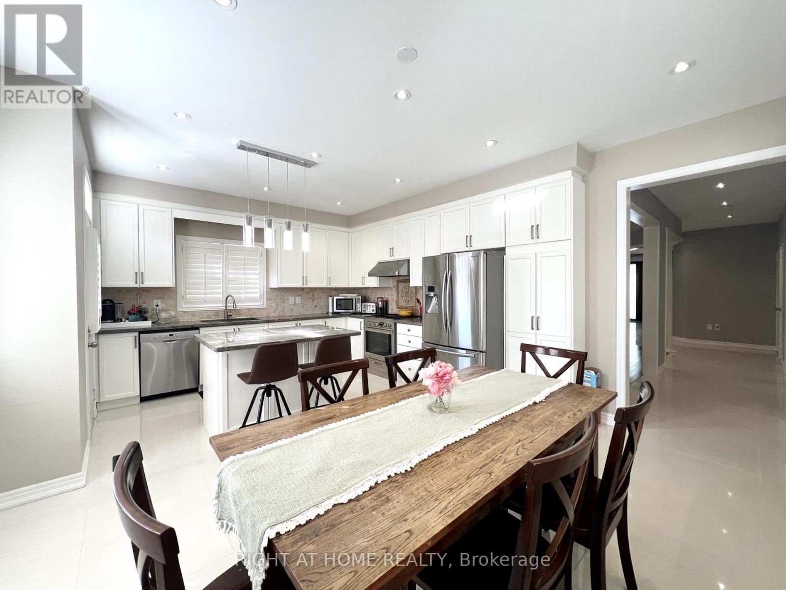 1209 Mctavish Drive, Newmarket (Stonehaven-Wyndham), Ontario  L3X 0A9 - Photo 11 - N12409832
