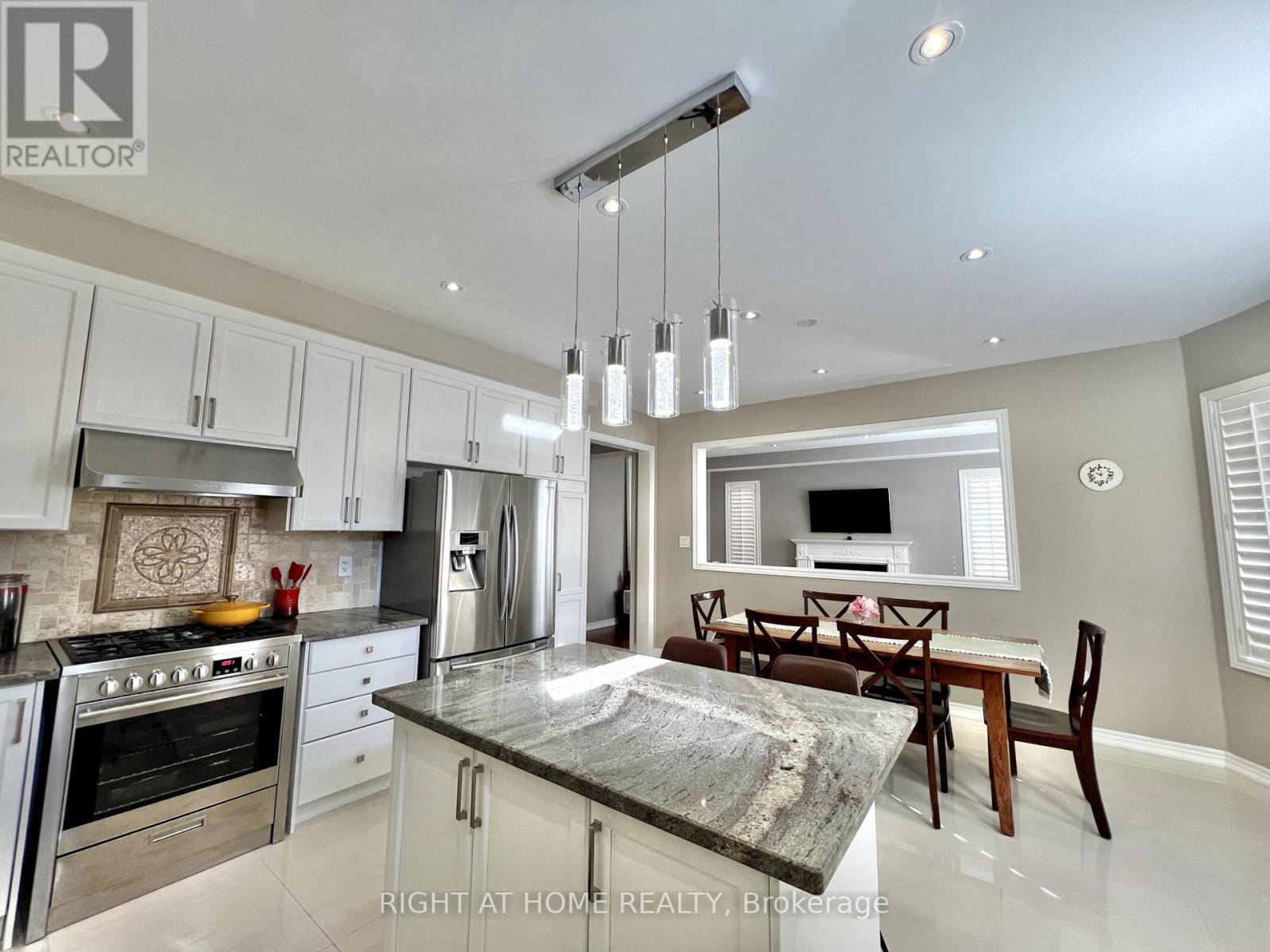 1209 Mctavish Drive, Newmarket (Stonehaven-Wyndham), Ontario  L3X 0A9 - Photo 13 - N12409832