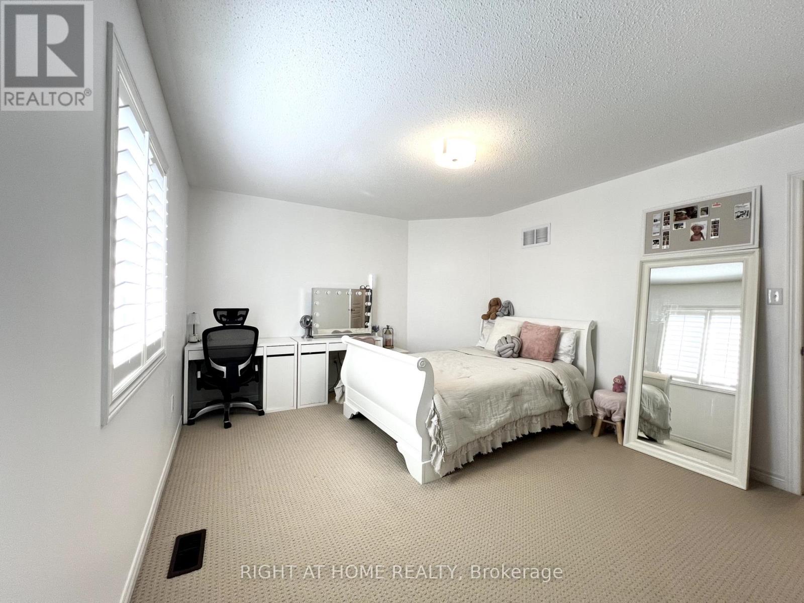 1209 Mctavish Drive, Newmarket (Stonehaven-Wyndham), Ontario  L3X 0A9 - Photo 19 - N12409832