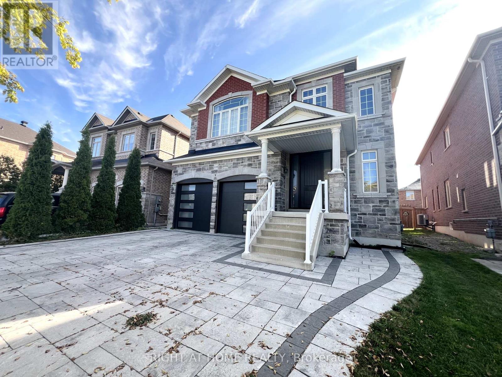 1209 Mctavish Drive, Newmarket (Stonehaven-Wyndham), Ontario  L3X 0A9 - Photo 2 - N12409832