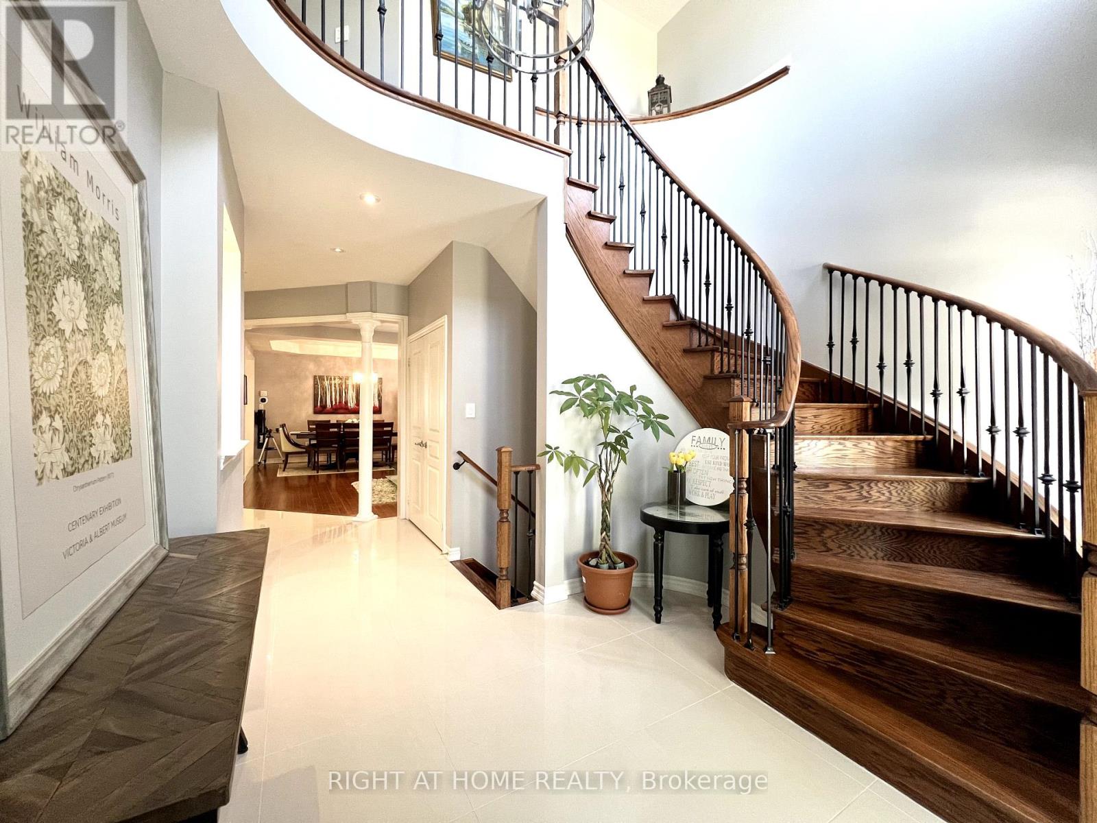 1209 Mctavish Drive, Newmarket (Stonehaven-Wyndham), Ontario  L3X 0A9 - Photo 3 - N12409832