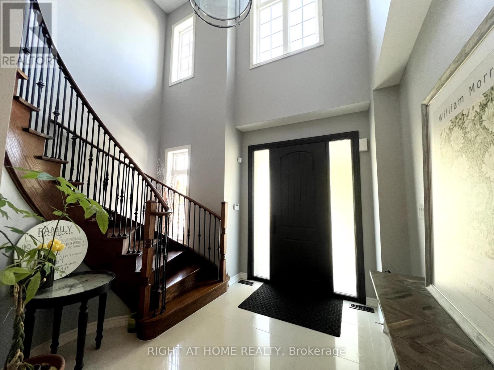 1209 Mctavish Drive, Newmarket (Stonehaven-Wyndham), Ontario  L3X 0A9 - Photo 4 - N12409832