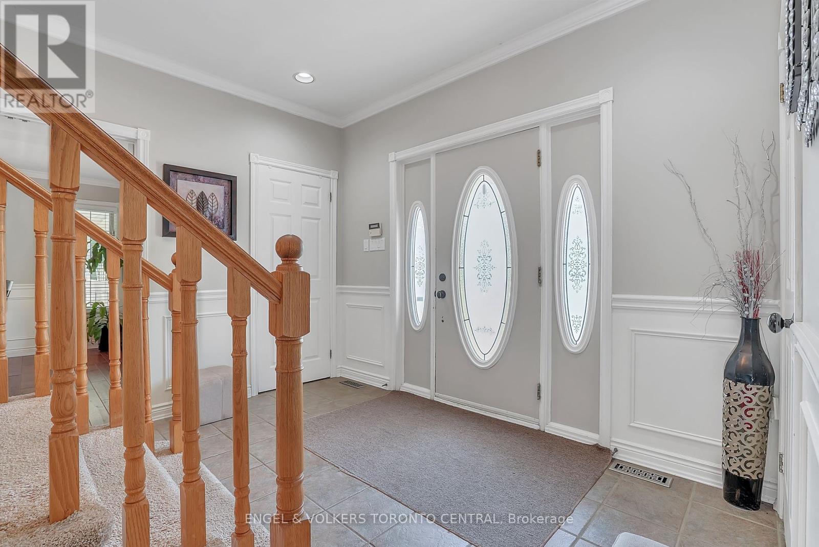 1946 Wilkinson Street, Innisfil, Ontario  L9S 1X3 - Photo 9 - N12409948