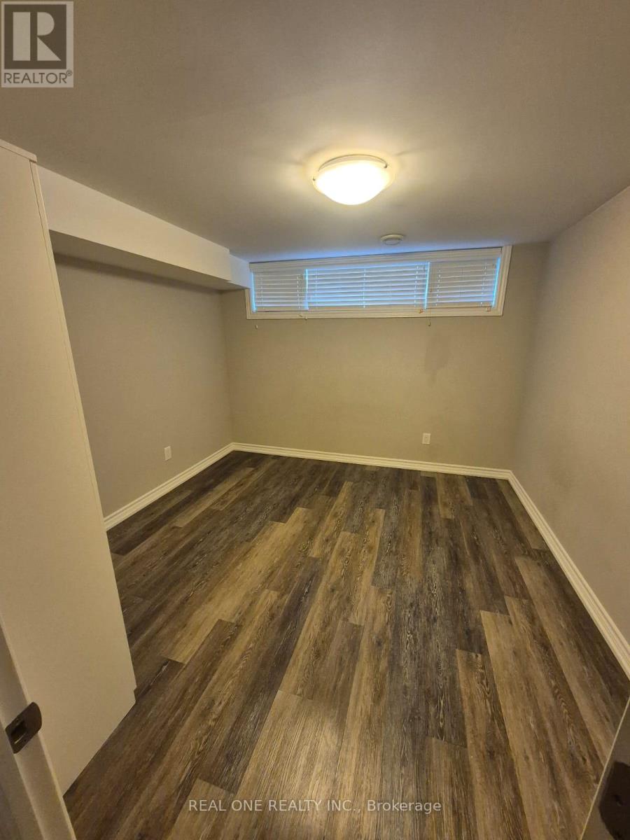1218 Shamir Crescent, Mississauga, Ontario  L5C 1L1 - Photo 11 - W12408748