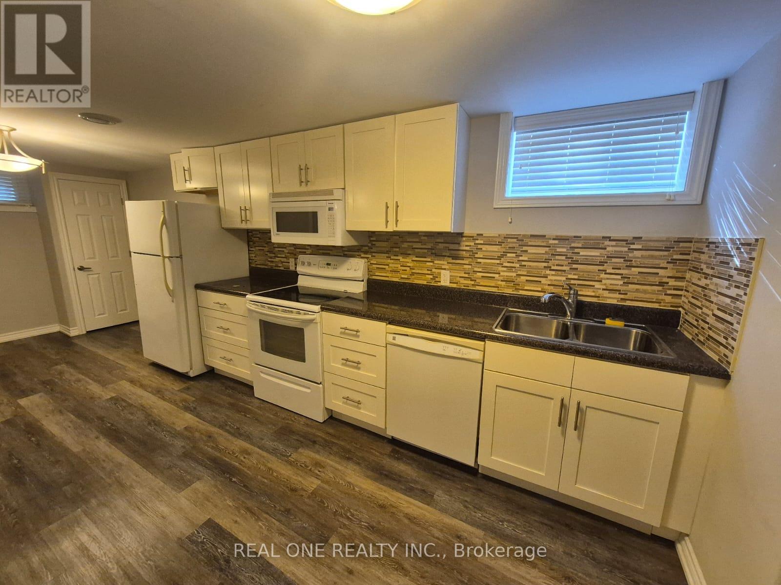 1218 Shamir Crescent, Mississauga, Ontario  L5C 1L1 - Photo 2 - W12408748